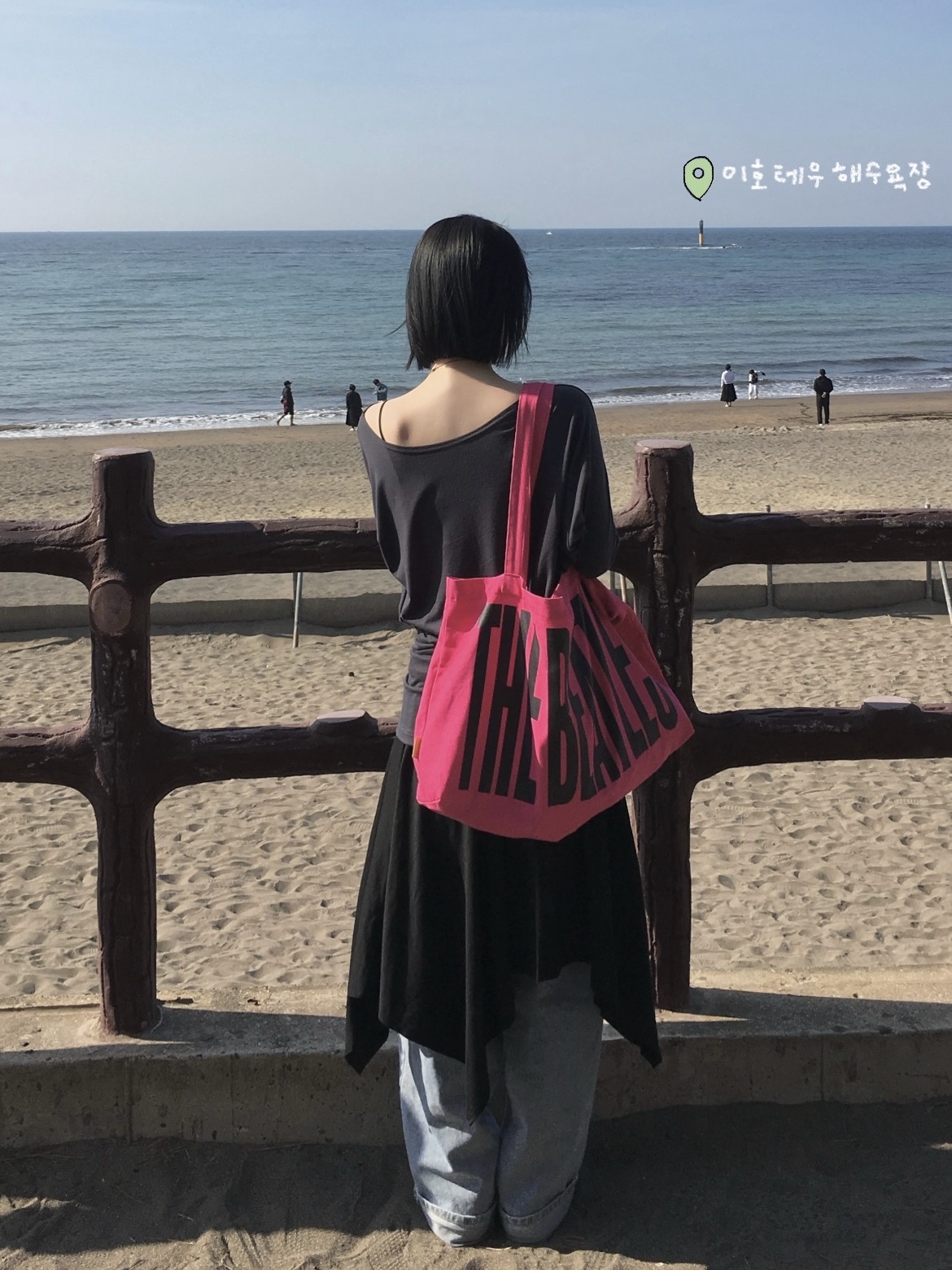 MAINBOOTH Beatles x Tote Bag Pink 착용 스타일