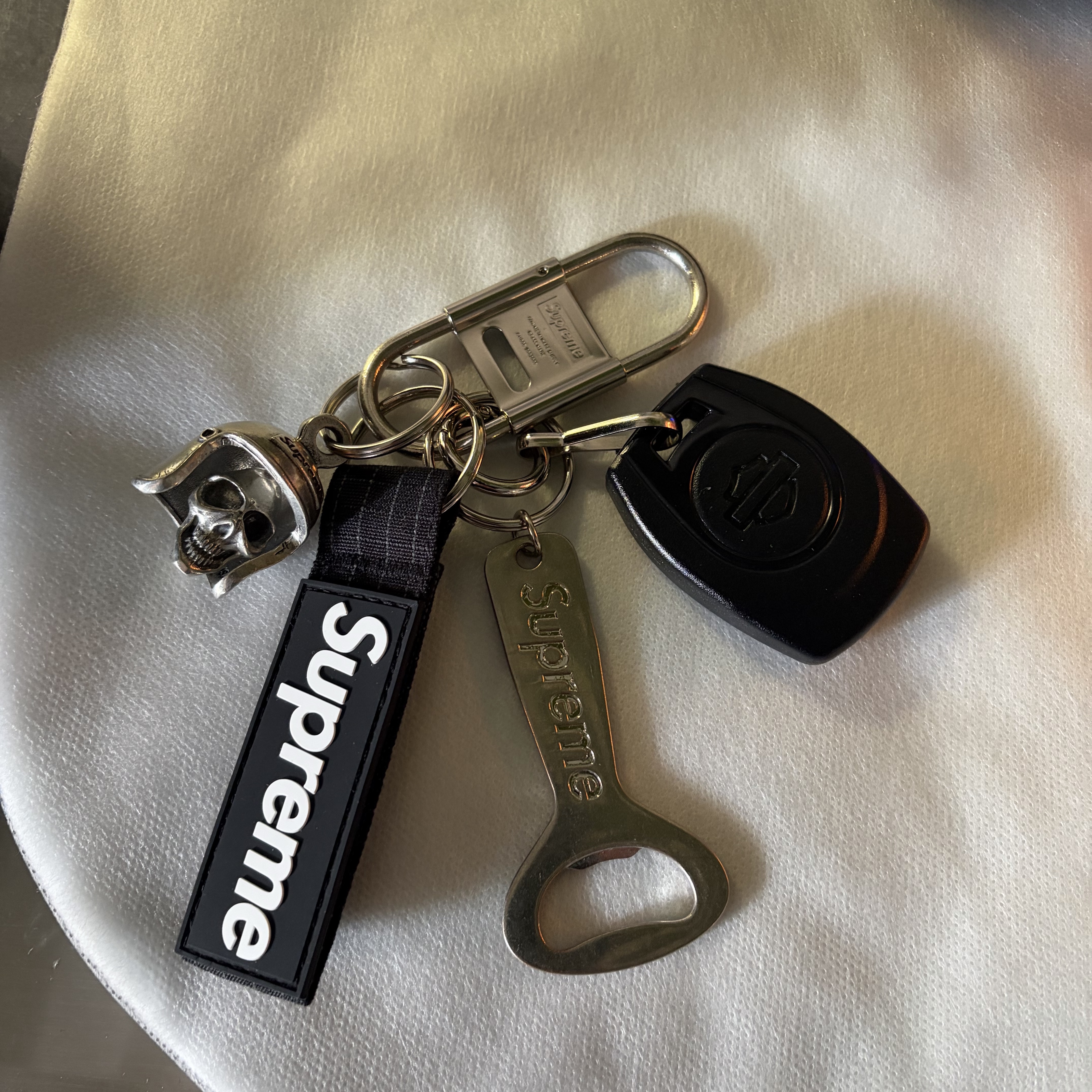 Supreme Ripstop Keychain Black - 24SS 착용 스타일