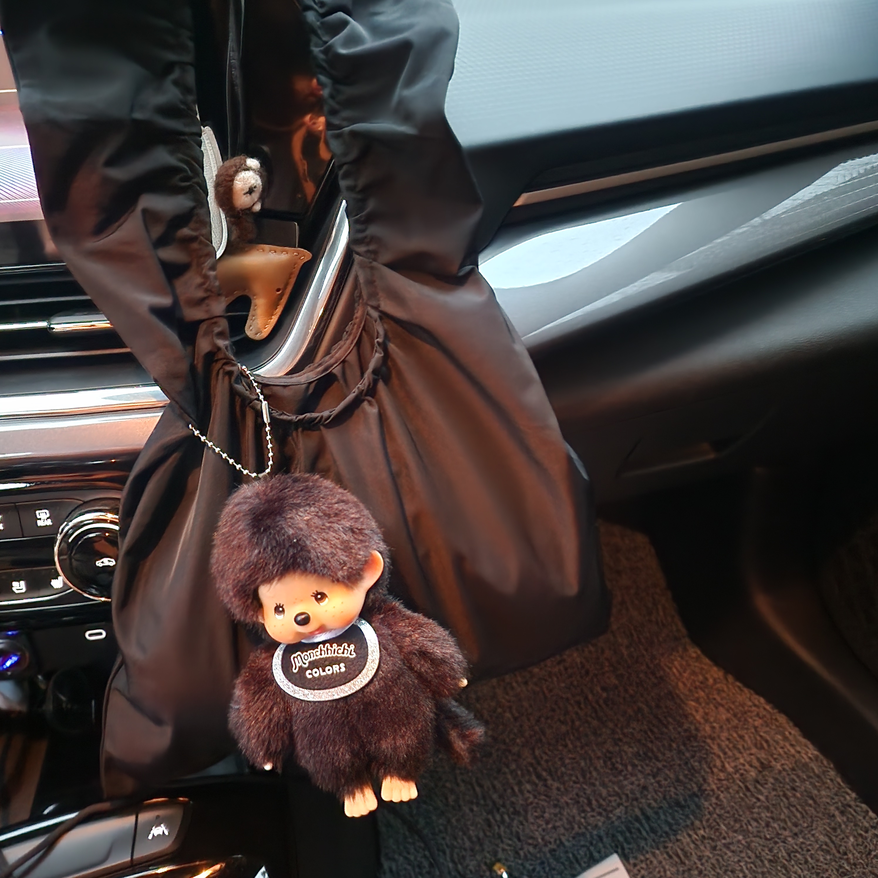 Monchhichi Colors Key Chain Black 착용 스타일