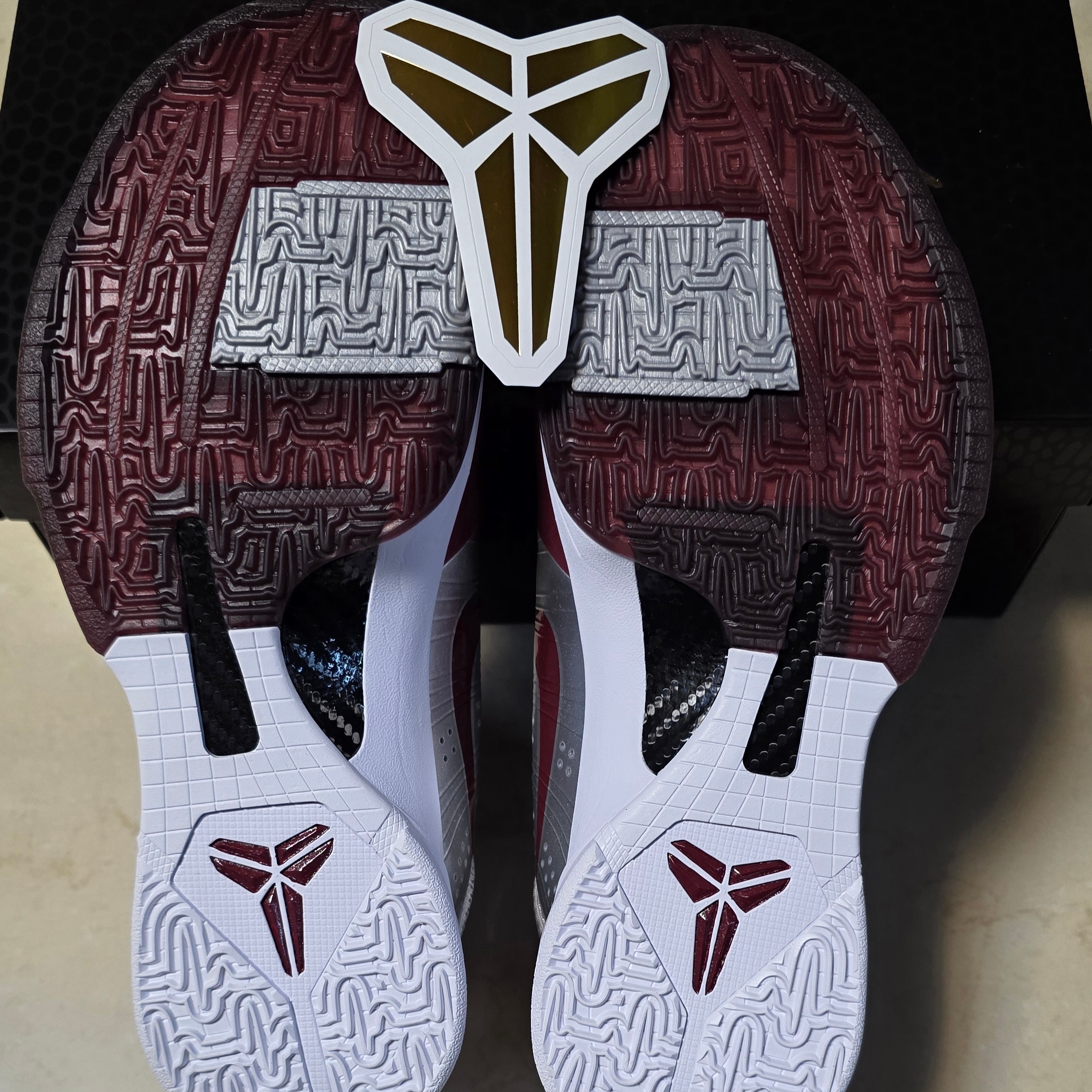 Nike Kobe 5 Protro Lower Merion Aces Away Metallic Silver Team Red 착용 스타일 - 10