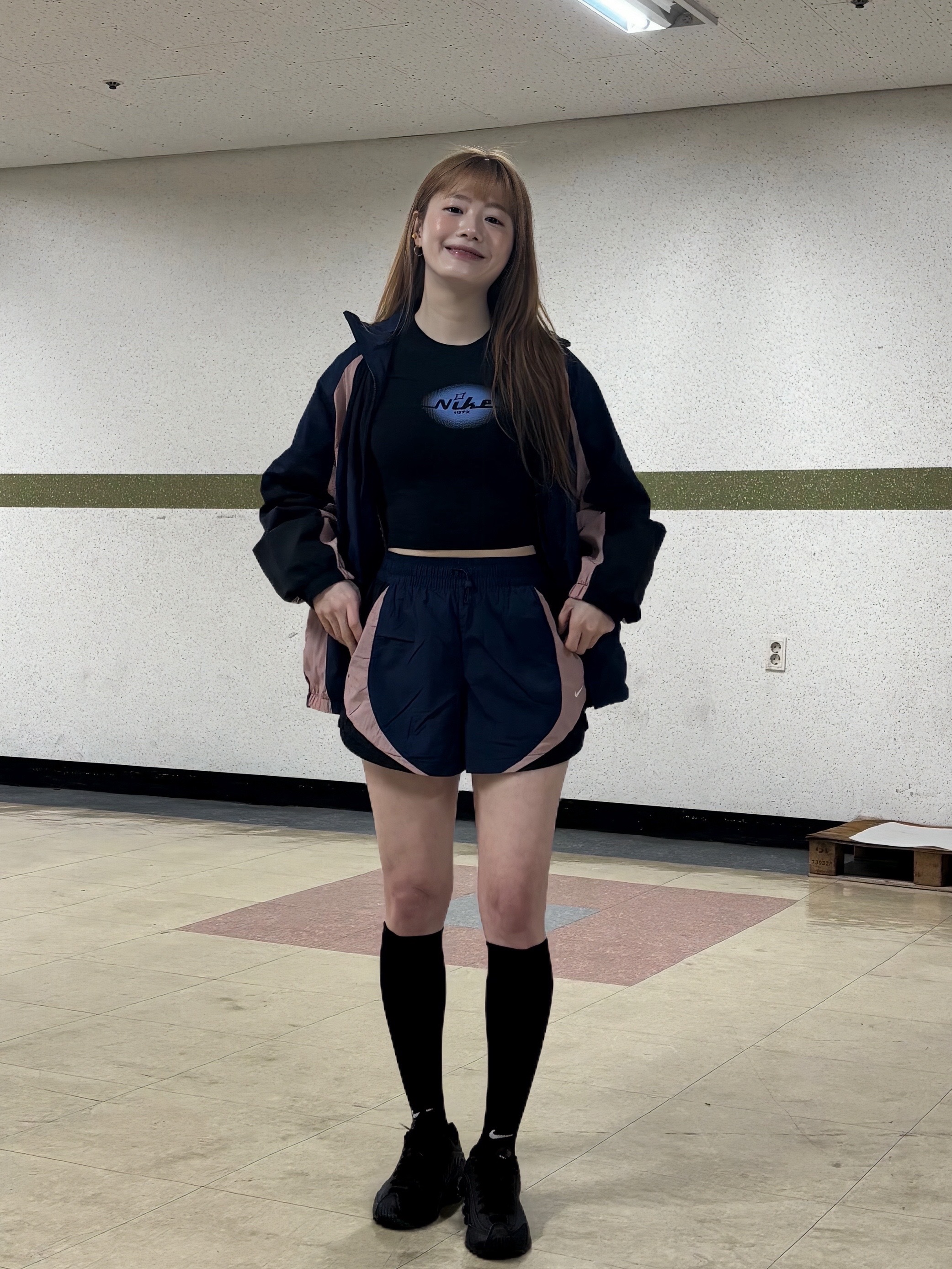 (W) Nike NSW Oversized Track Jacket Midnight Navy Black - Asia, (W) Nike Shox R4 Black 착용 스타일 - 5