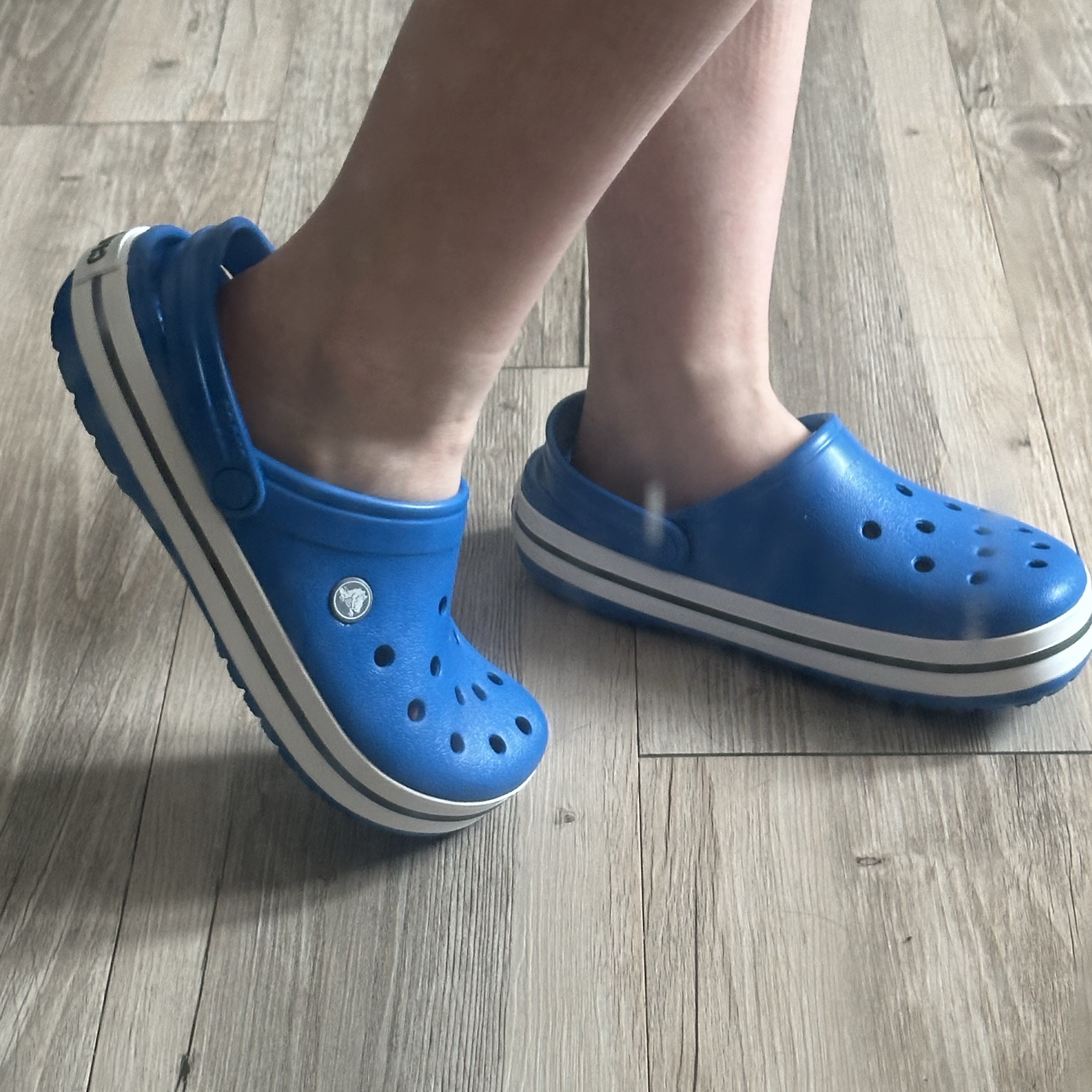 Crocs Crocband Clog Bright Cobalt Charcoal 착용 스타일 - 3