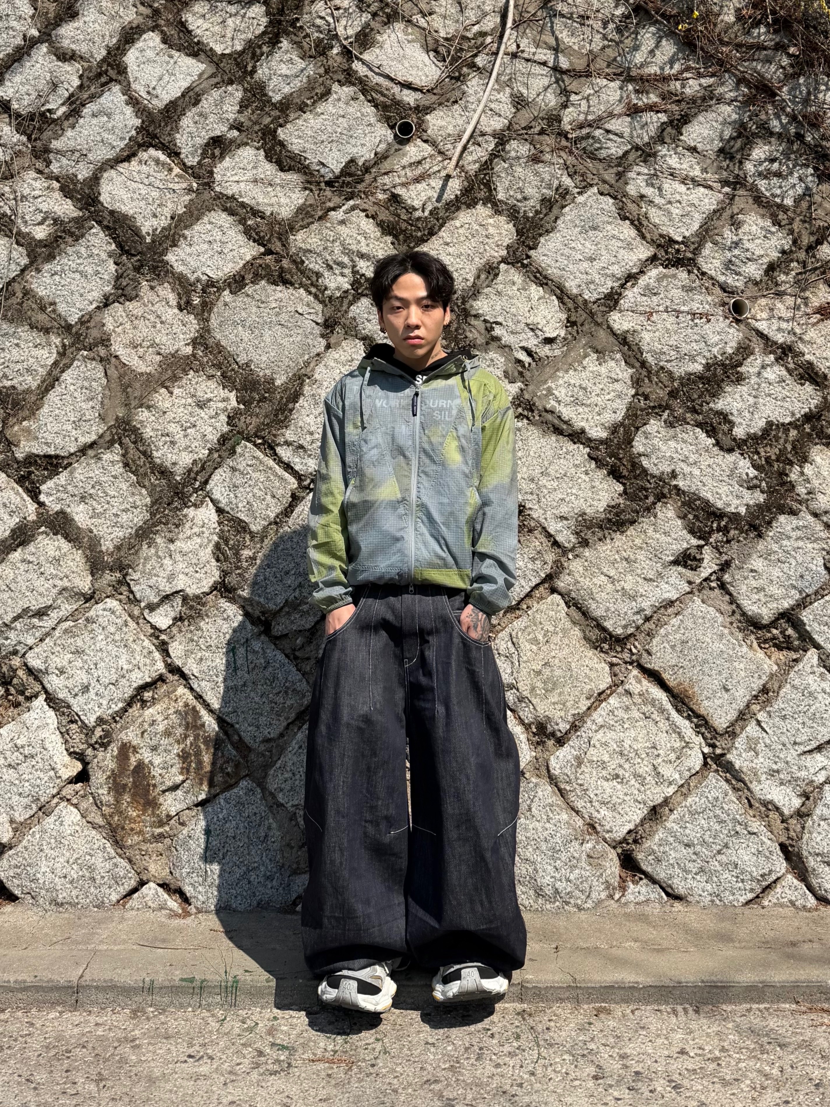 Balenciaga Cargo Sneakers Grey White Blue 착용 스타일 - 4