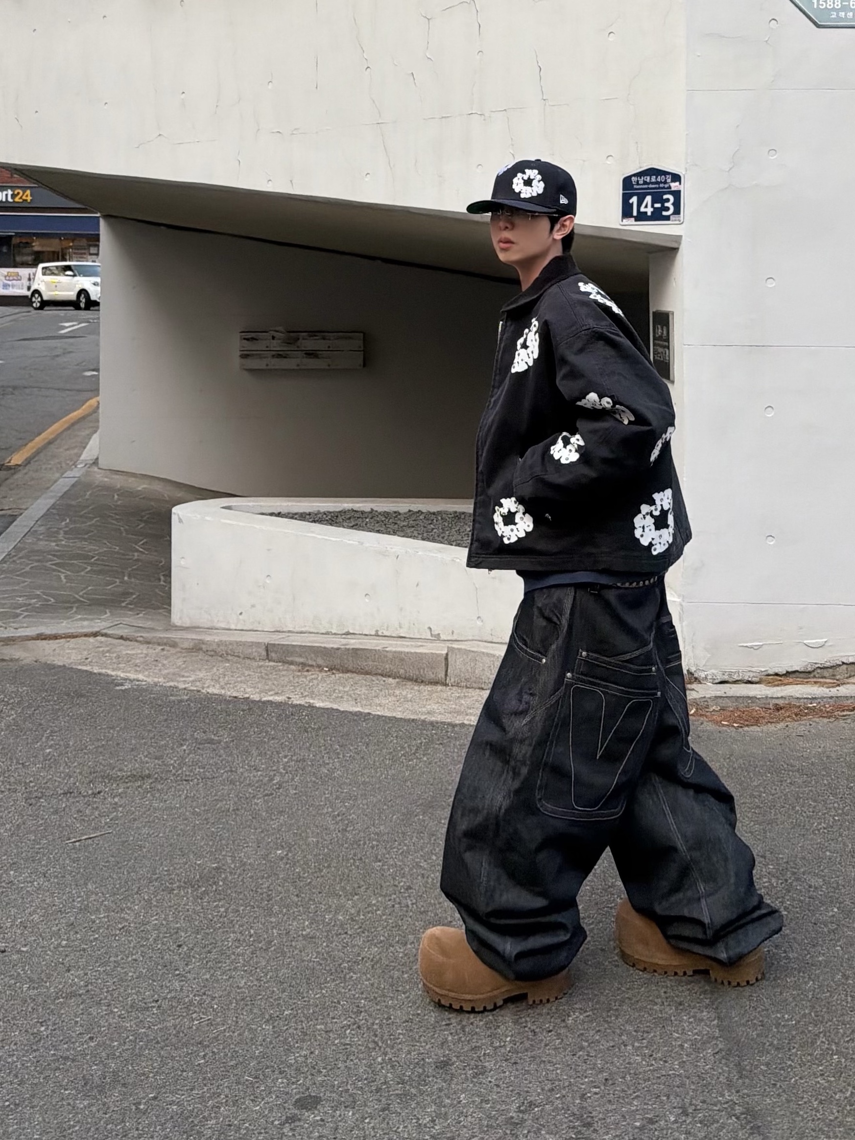 Denim Tears x New Era Cotton Wreath Navy, Chrome Hearts Pills III Shiny Silver Black Plastic 착용 스타일