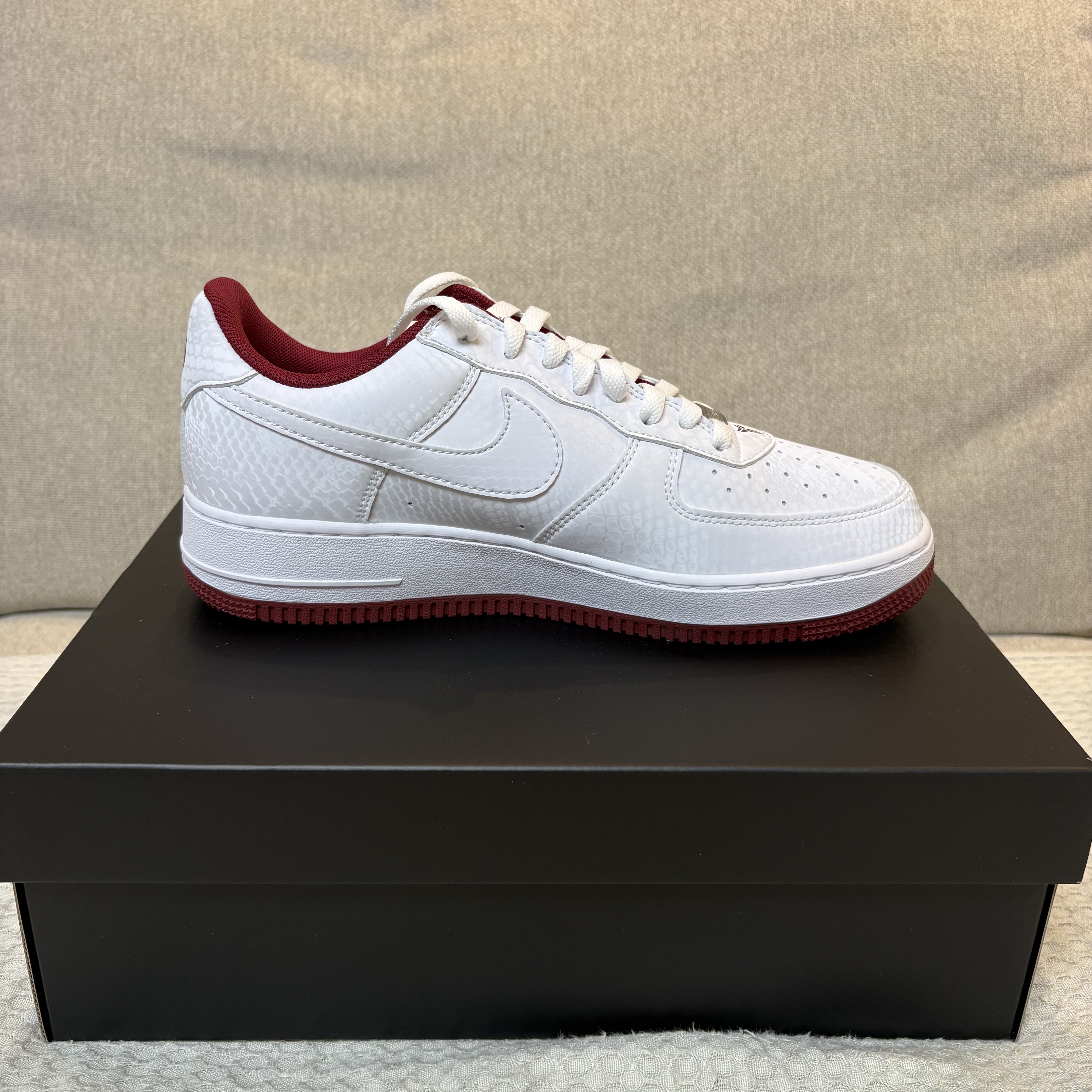Nike x Kobe Bryant Air Force 1 Low White Team Red 착용 스타일 - 3