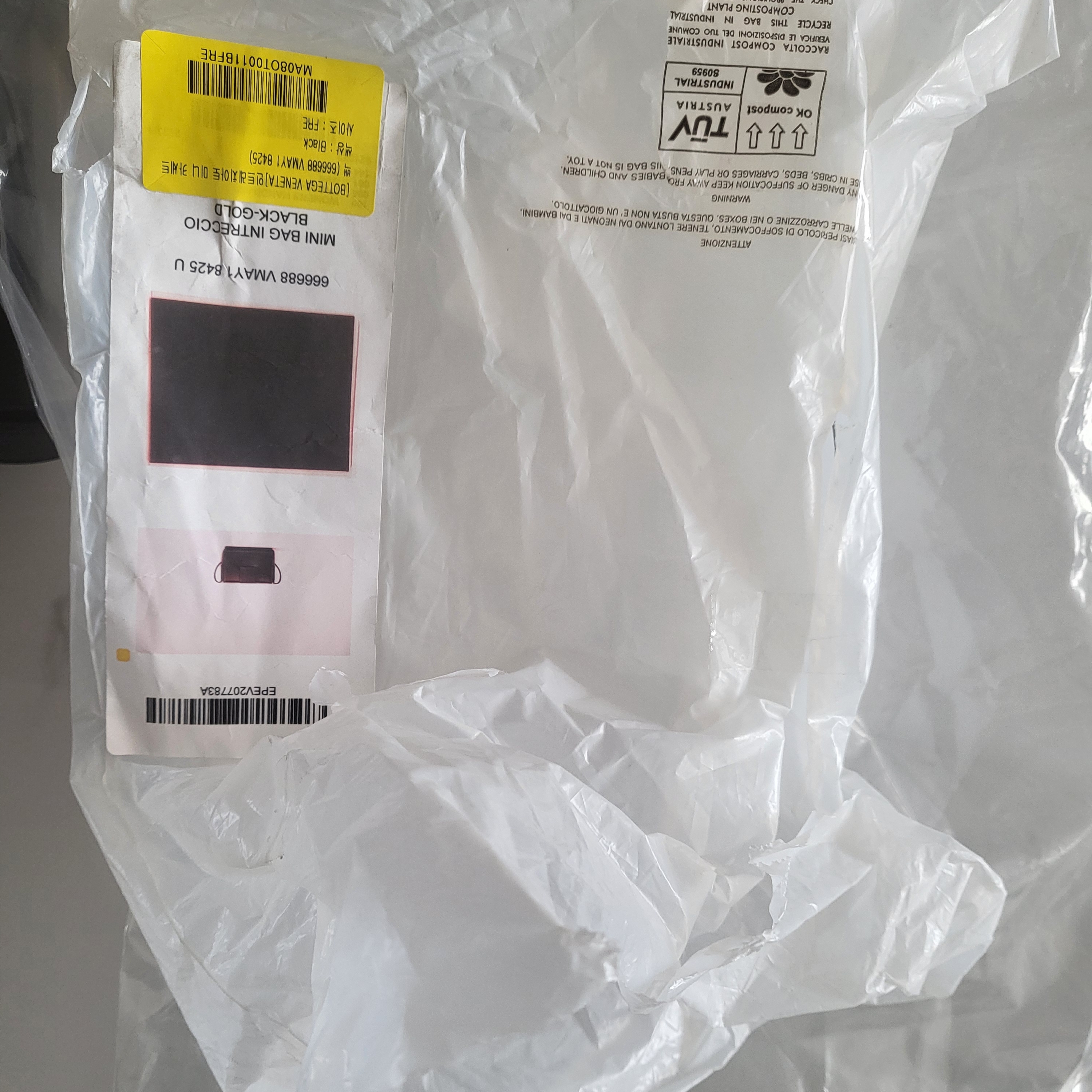 Bottega Veneta Mini Leather Cassette Black 착용 스타일 - 1