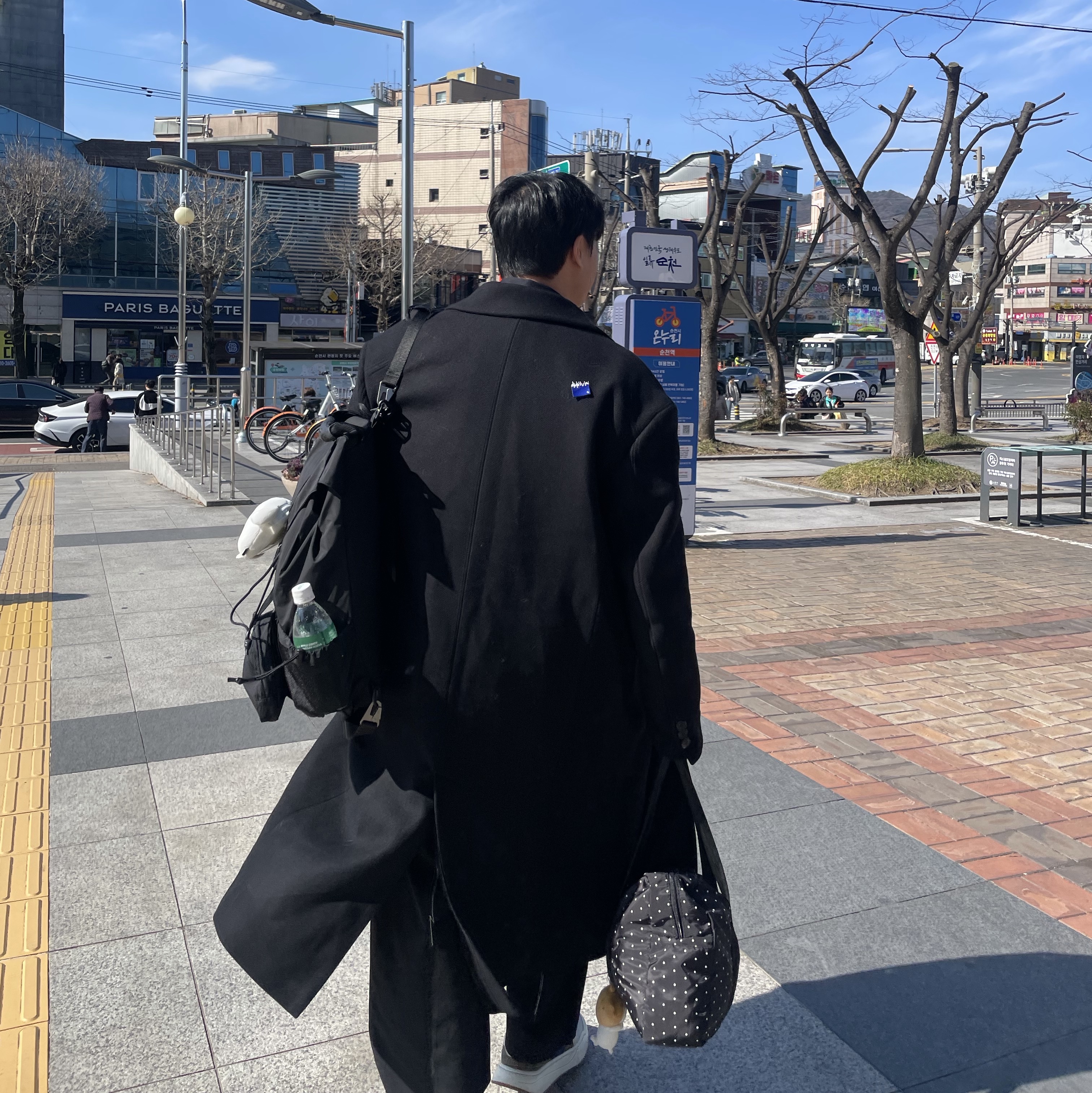 Zara x Ader Error Wool Blend Oversize Coat Black, Ader Error Sig; TRS/BL Tag Shirt 01 Sky Blue 착용 스타일 - 1