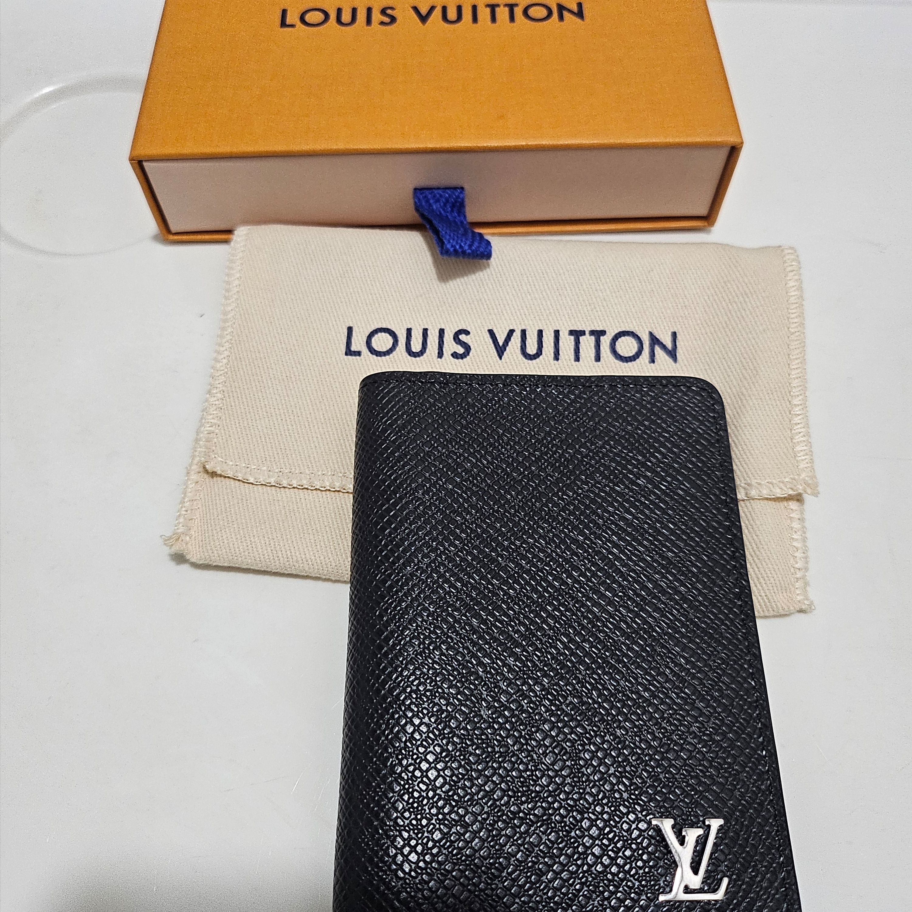Louis Vuitton Pocket Organizer Taiga Black, Louis Vuitton x Park Seo-Bo Pocket Organizer Red 착용 스타일 - 1