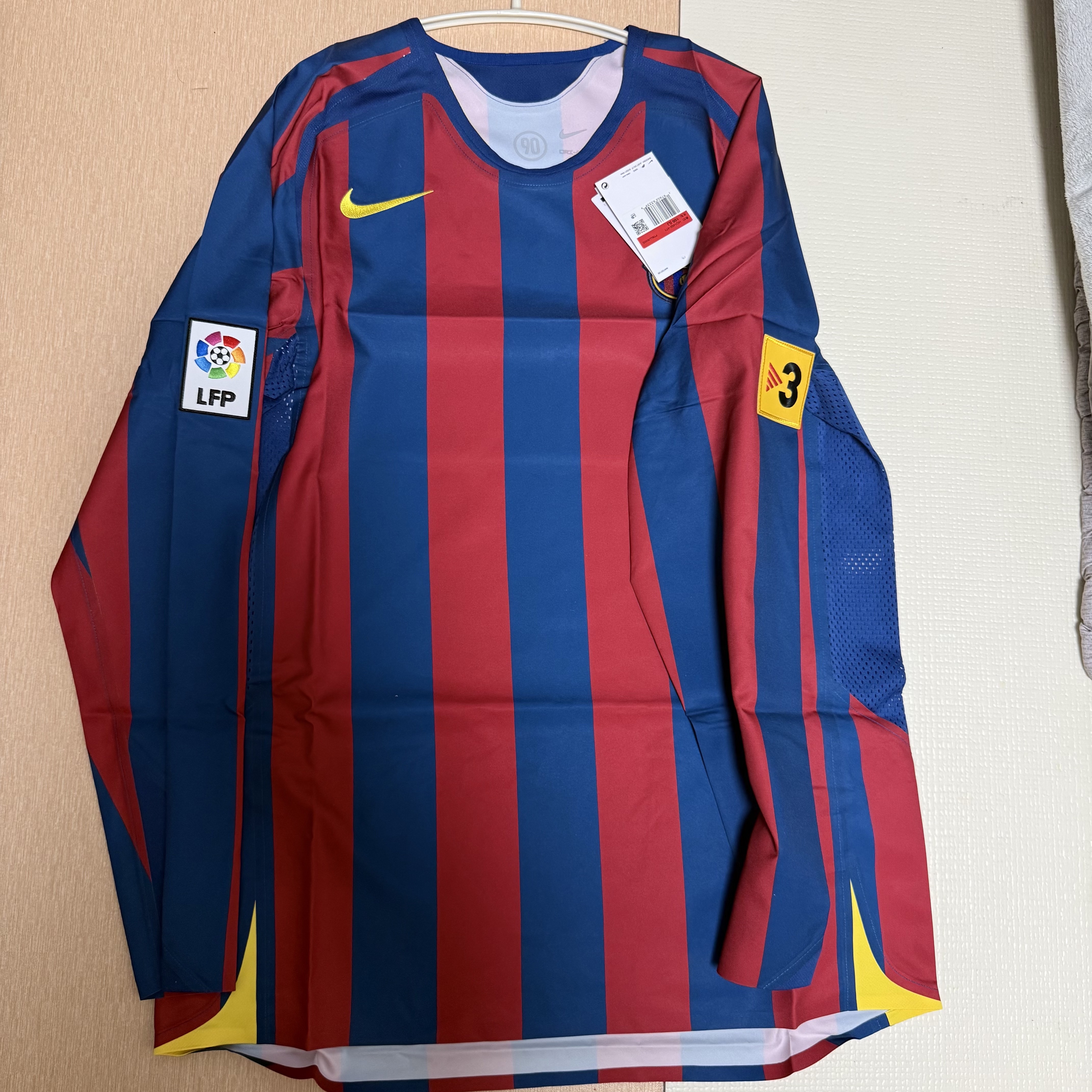 Nike Ronaldinho FC Barcelona 2005/06 Retro Soccer Replica Long-Sleeve Jersey (HQ1462-471) (Marking Ver.) 착용 스타일 - 1