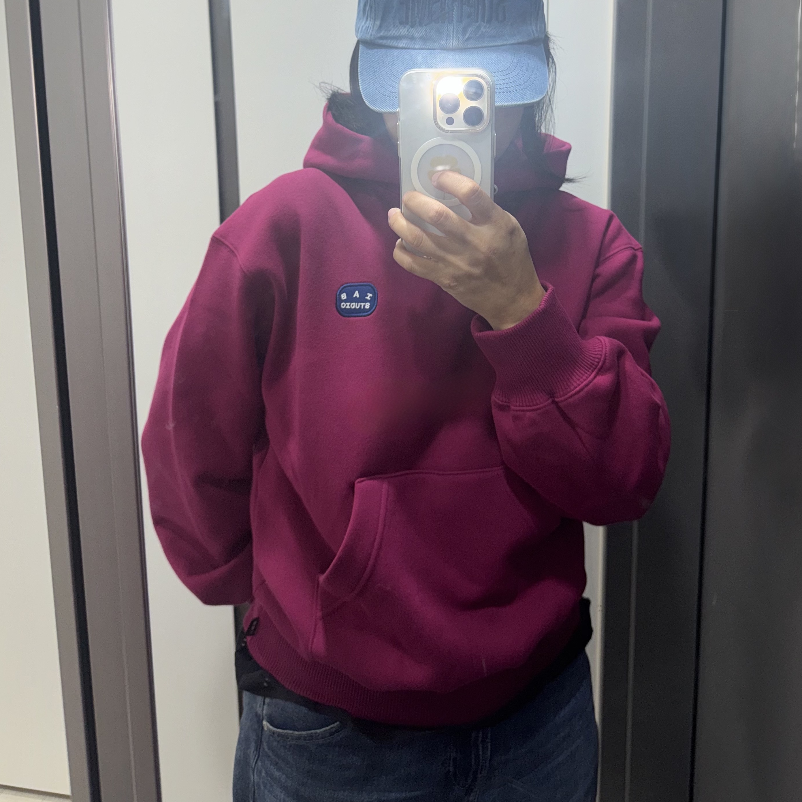 IAB Studio IAB Patch Hoodie Magenta 착용 스타일