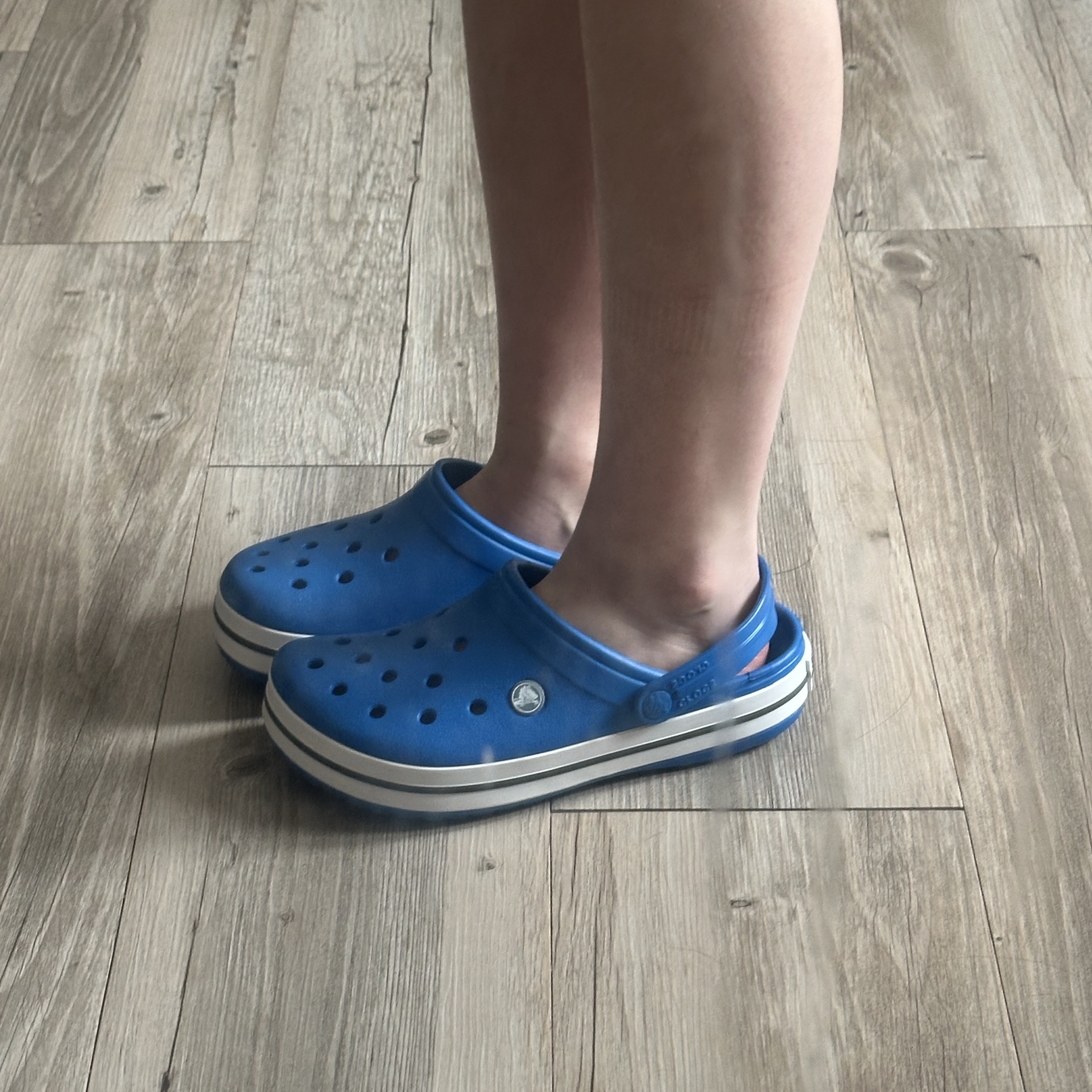 Crocs Crocband Clog Bright Cobalt Charcoal 착용 스타일 - 2