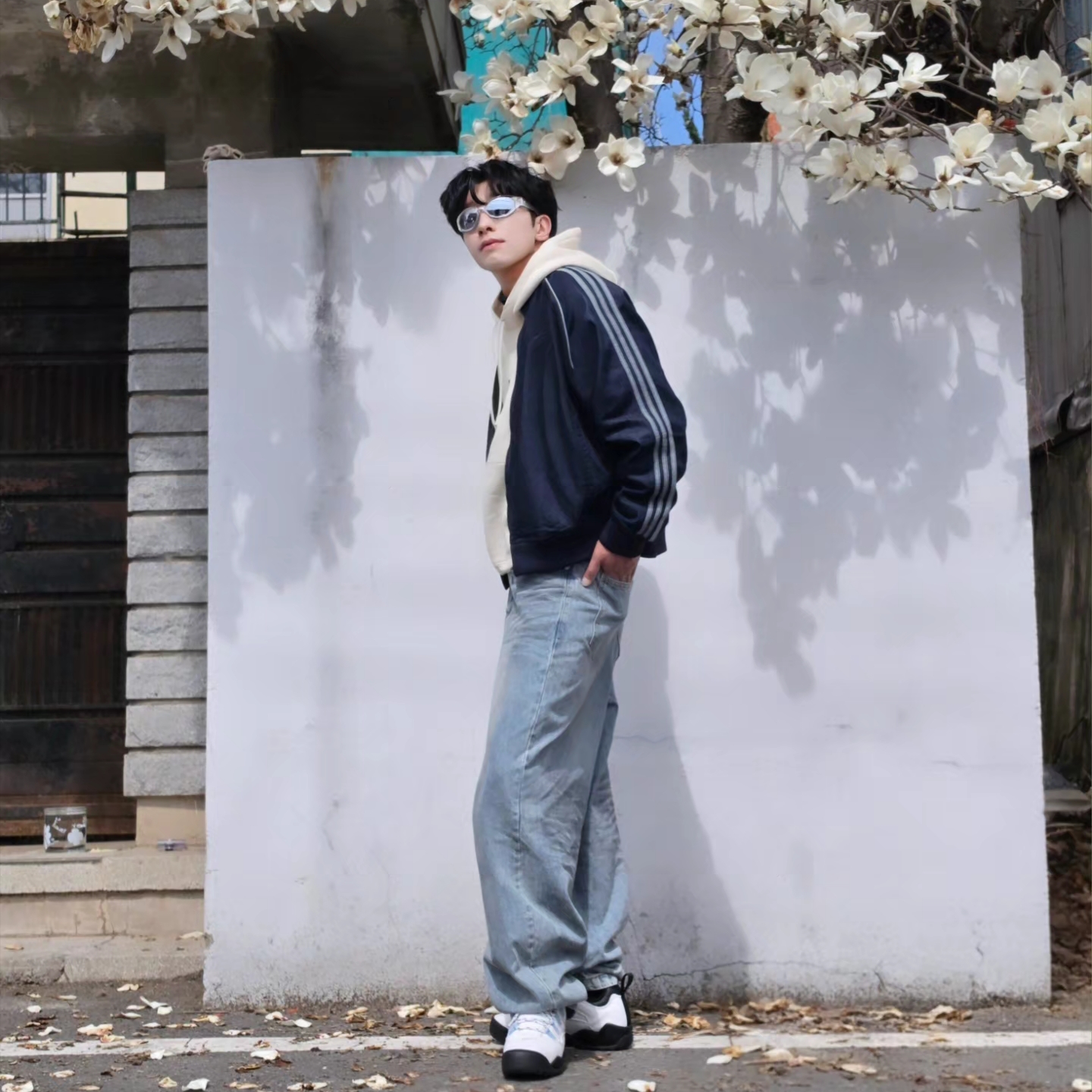 Adidas SST Adicolor Loose SST Denim Stone Jacket Indigo Denim - KR Sizing, Adidas SST Adicolor Loose SST Denim Stone Jacket Indigo Denim - US Sizing 착용 스타일 - 3