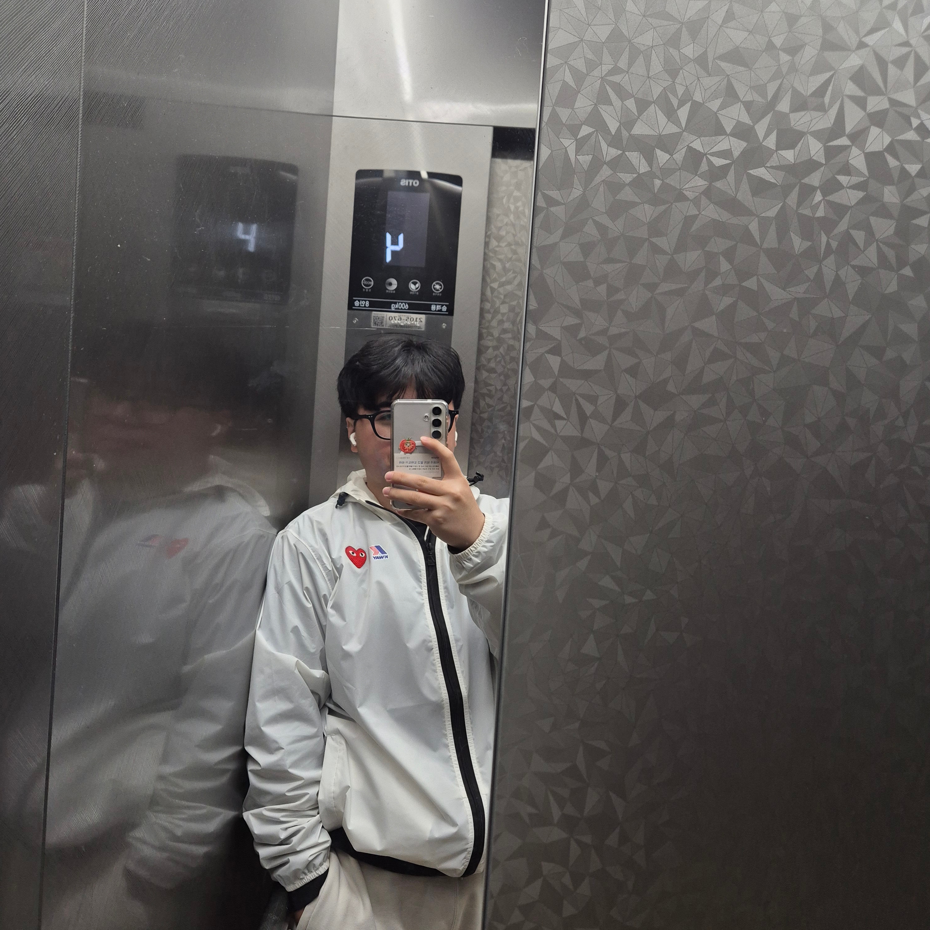 Play Comme des Garcons x K-Way Full Zip Jacket White 착용 스타일