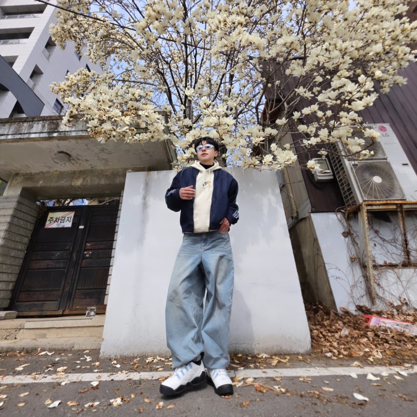 Adidas SST Adicolor Loose SST Denim Stone Jacket Indigo Denim - KR Sizing, Adidas SST Adicolor Loose SST Denim Stone Jacket Indigo Denim - US Sizing 착용 스타일 - 2