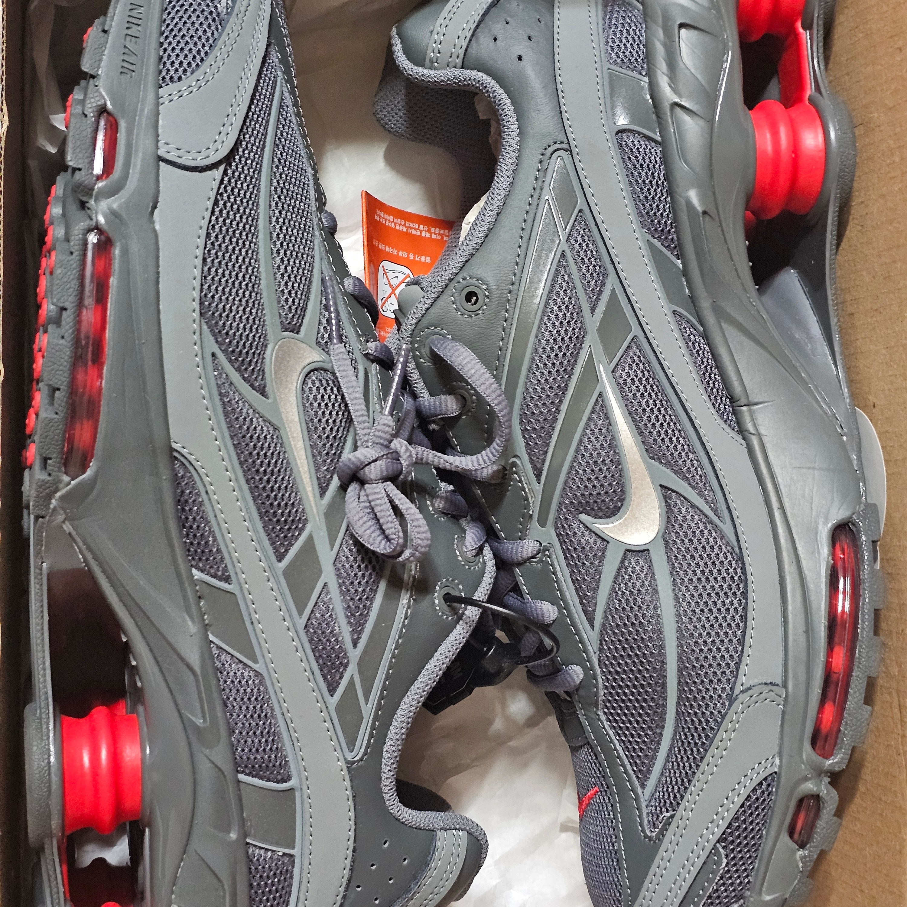 Nike Shox Ride 2 Smoke Grey University Red 착용 스타일 - 2