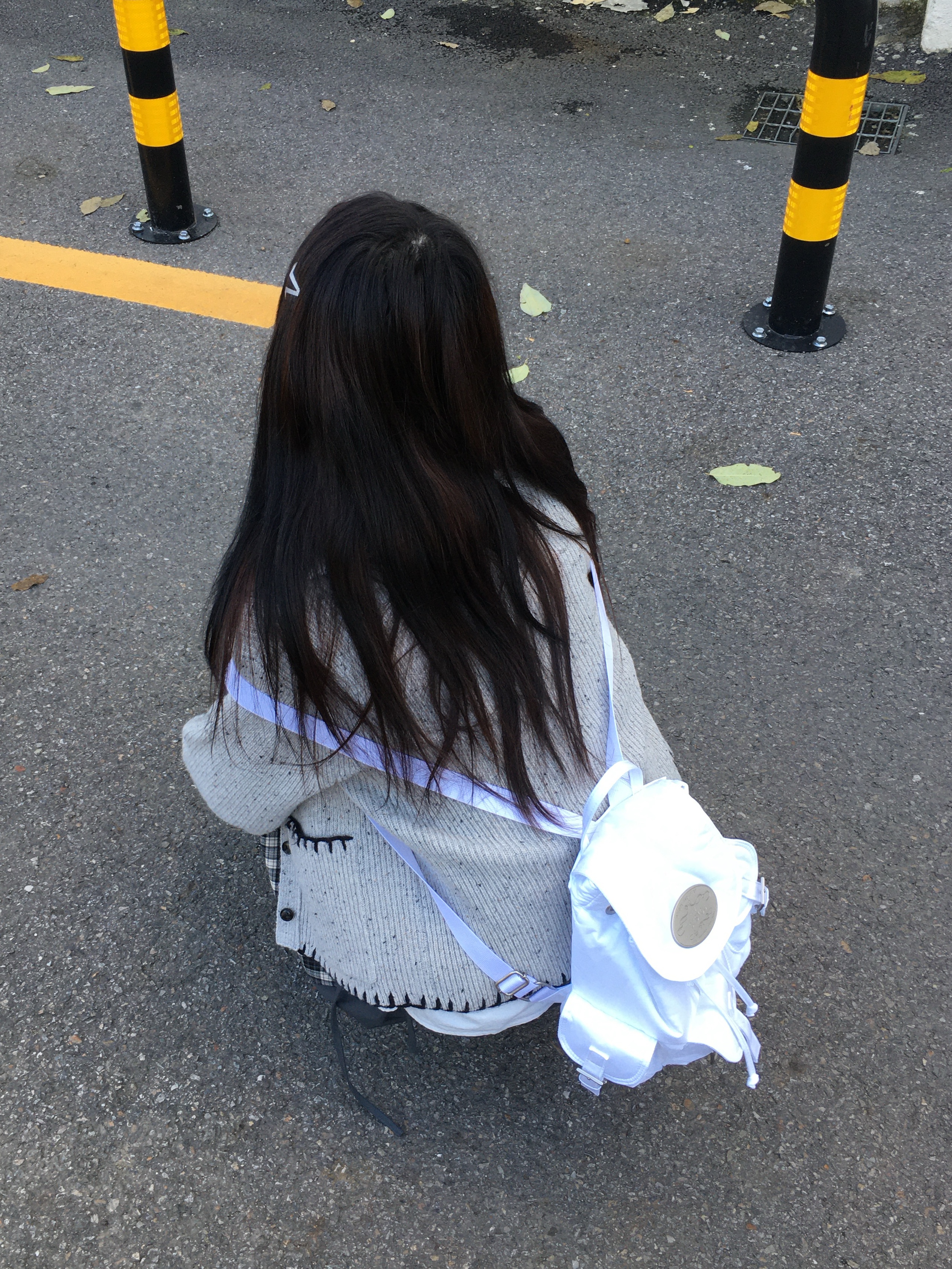 LOTS YOU Nostalgia Chubby Backpack White 착용 스타일 - 2