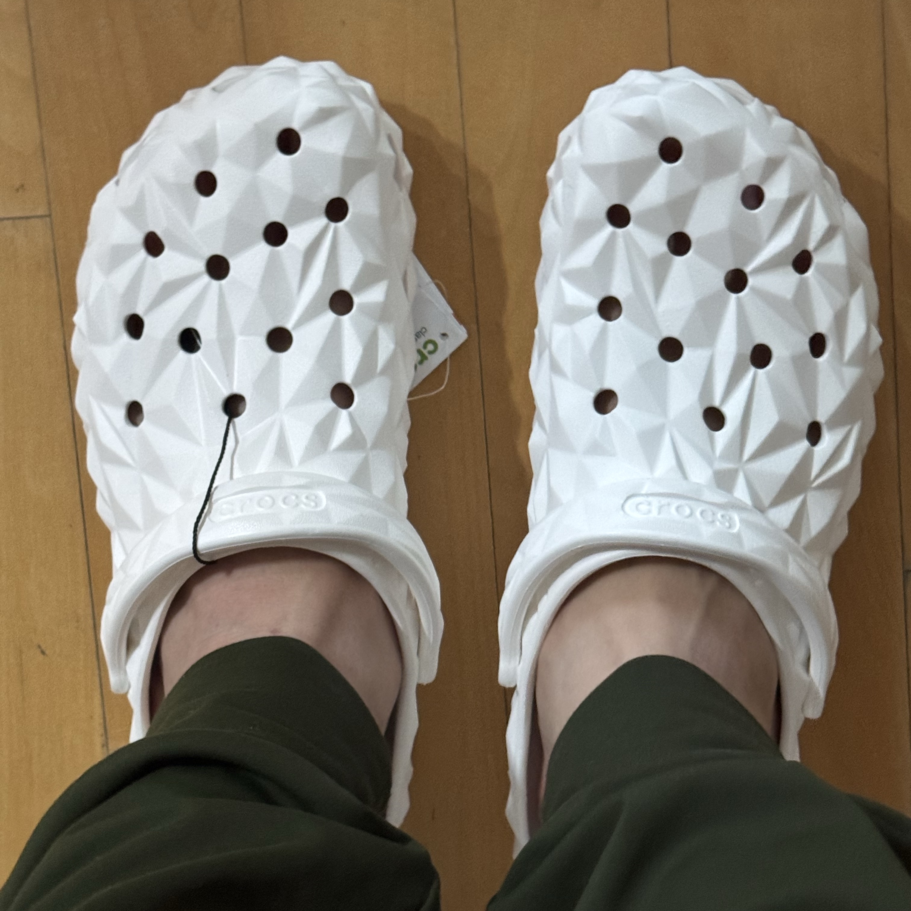 Crocs Classic Geometric Clog White 착용 스타일