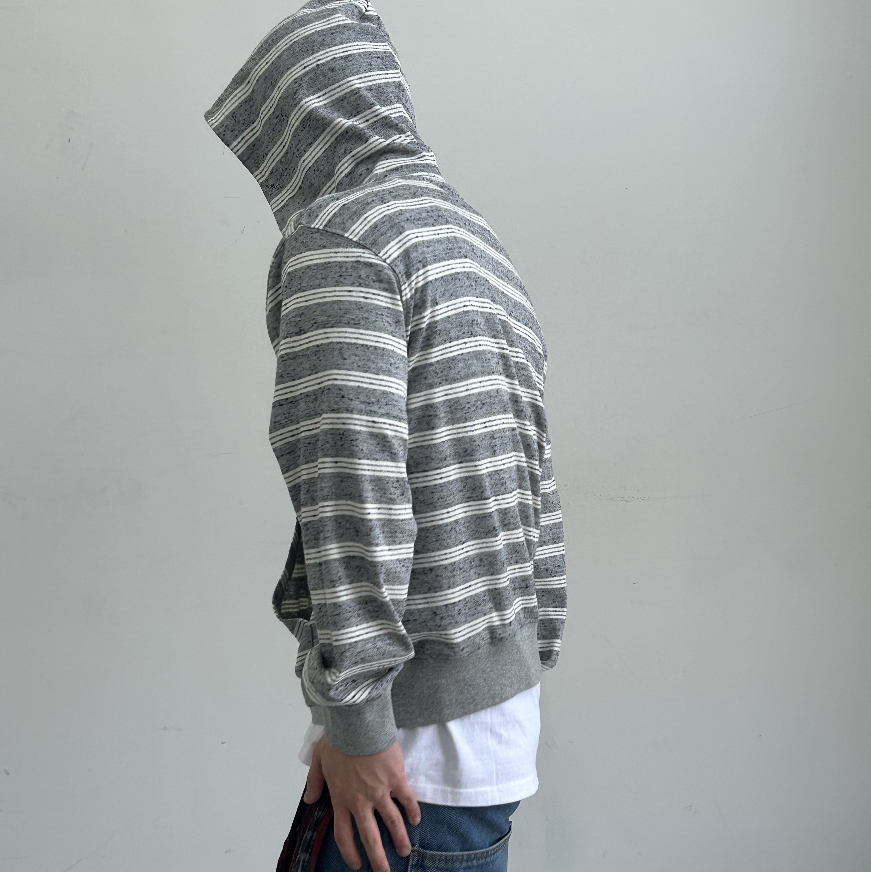 MAINBOOTH Cookie Stripe Hood T-shirt GRAY 착용 스타일 - 4