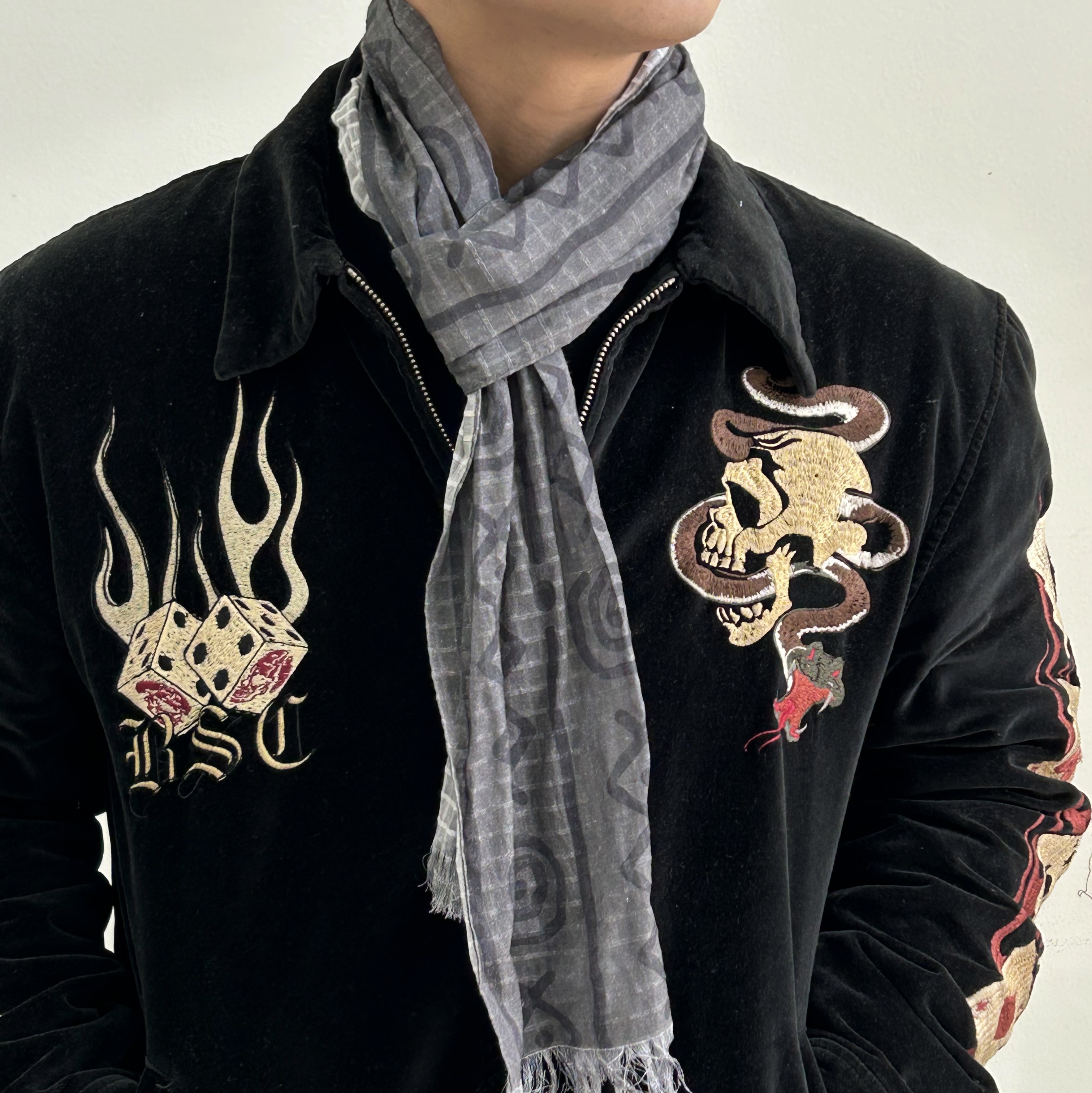 MAINBOOTH Offset Pattern Scarf BLACK 착용 스타일 - 1
