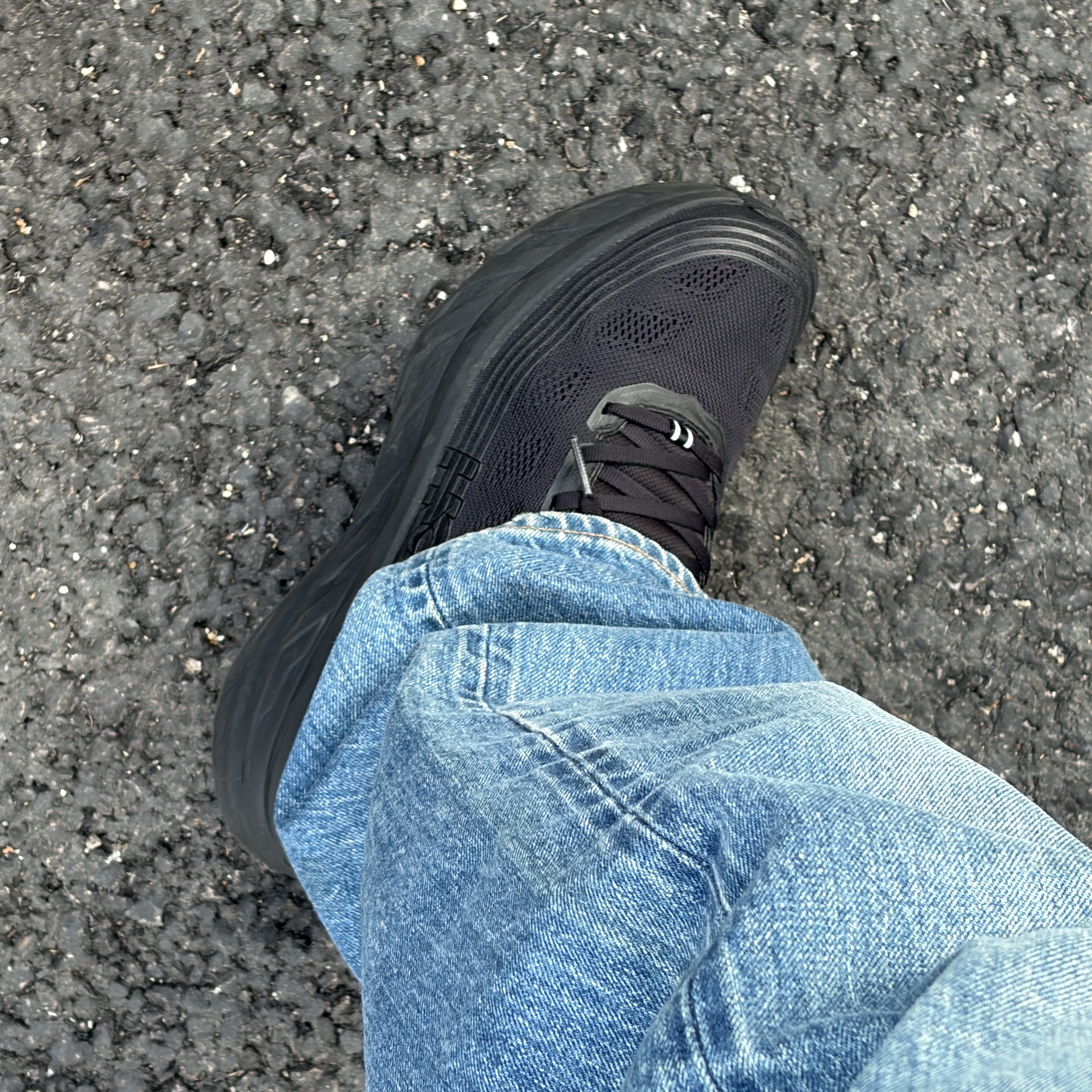 Hoka Bondi 6 Black 착용 스타일