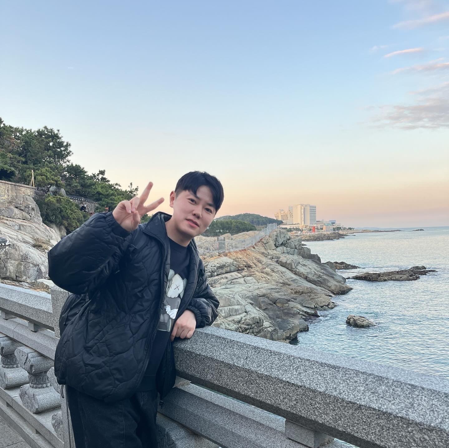 Uniqlo UT x Kaws Long Sleeve Sweatshirt Black, New Balance x Cayl Packable Backpack 11L Black 착용 스타일