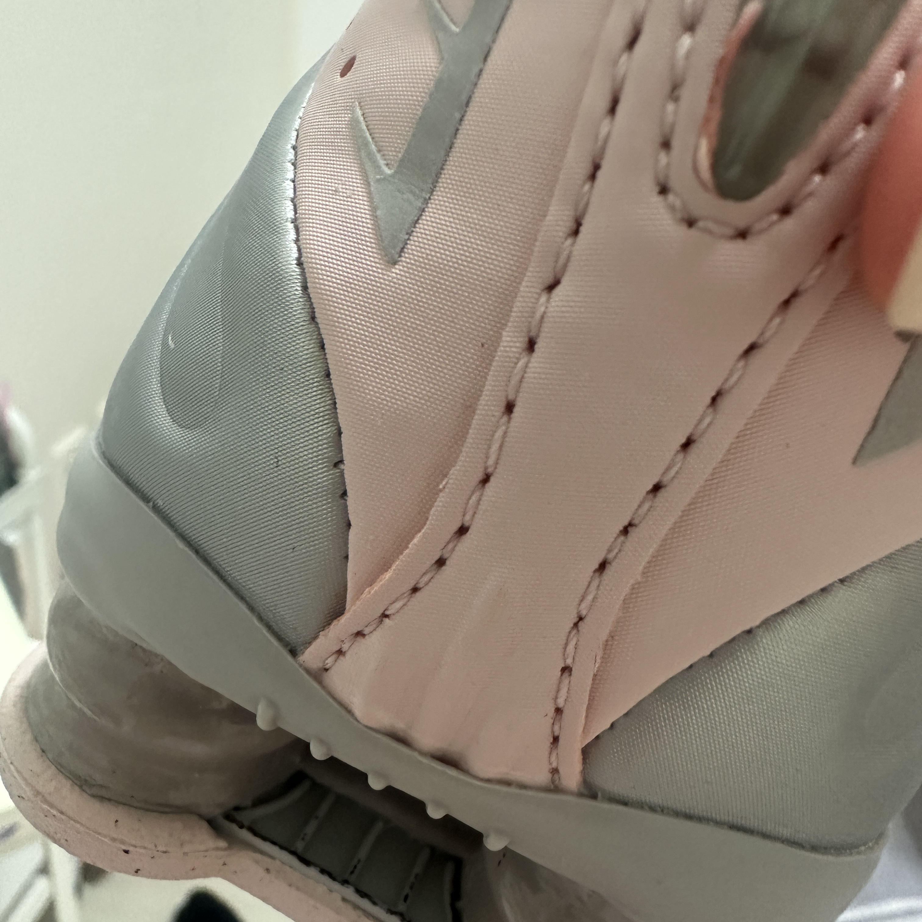 (W) Nike Shox R4 Barely Rose Metallic Platinum 착용 스타일 - 2