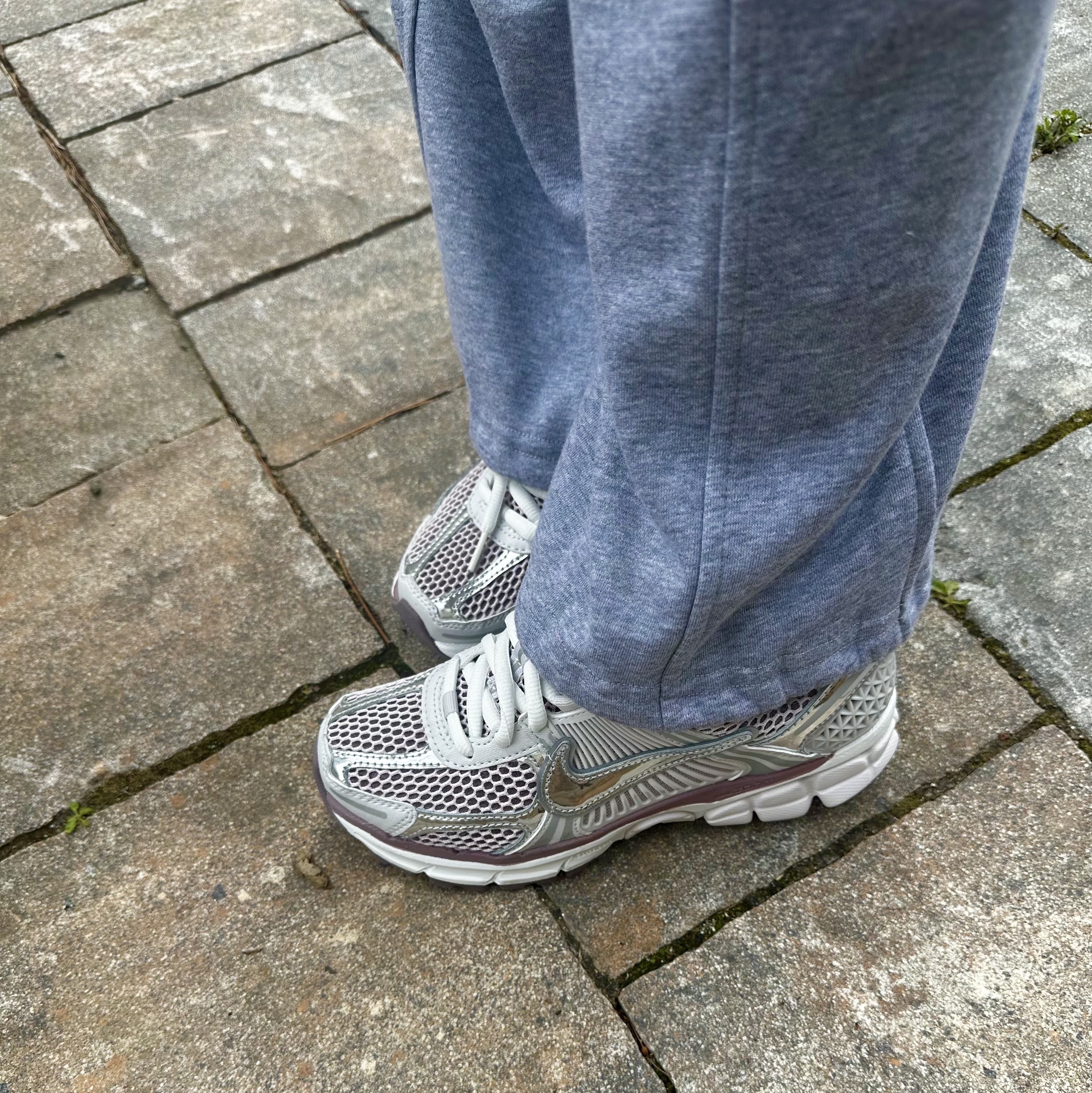 (W) Nike Zoom Vomero 5 Metallic Silver Platinum Violet 착용 스타일 - 1