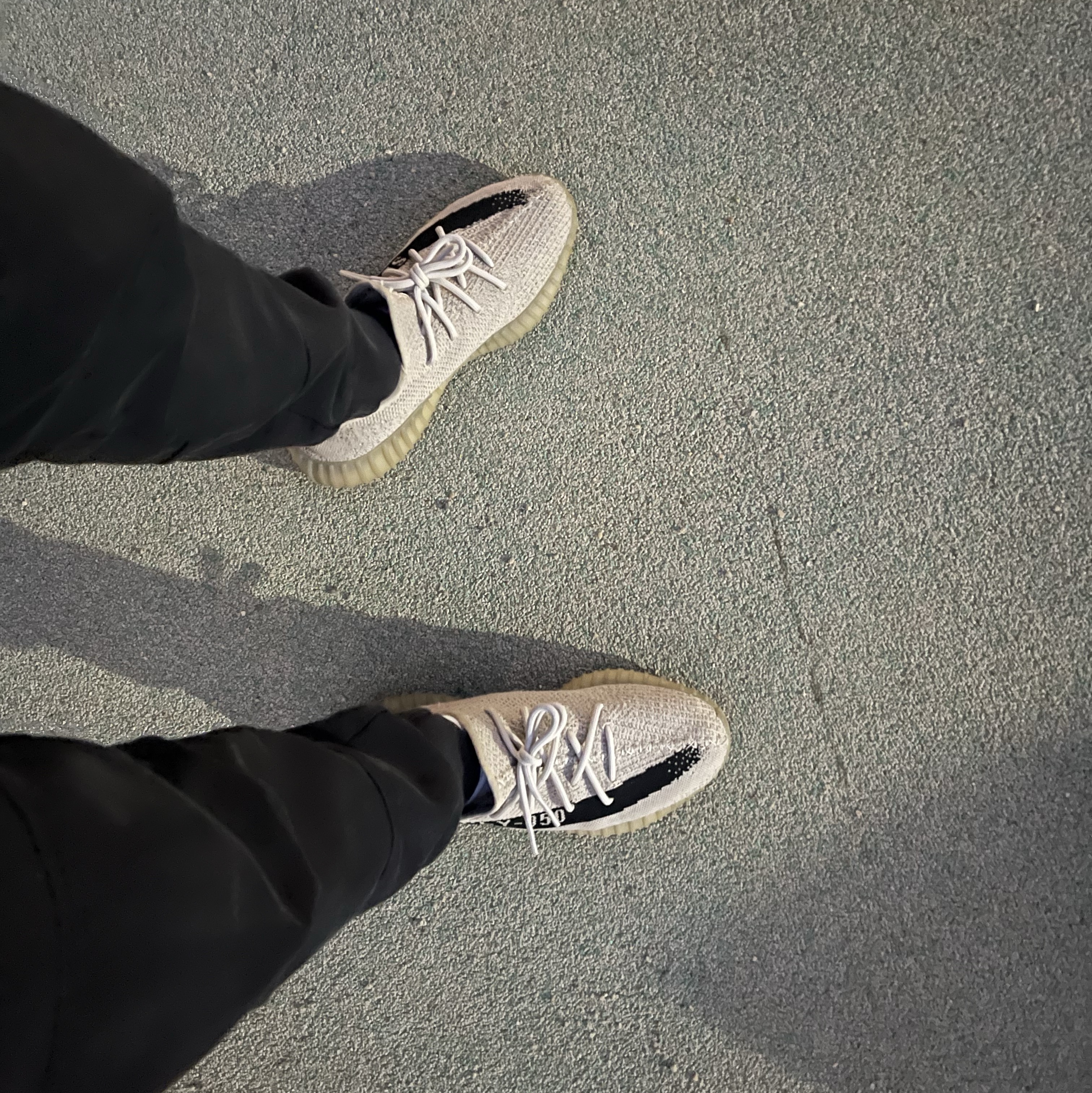 Adidas Yeezy Boost 350 V2 Slate Core Black 2022/2023 착용 스타일