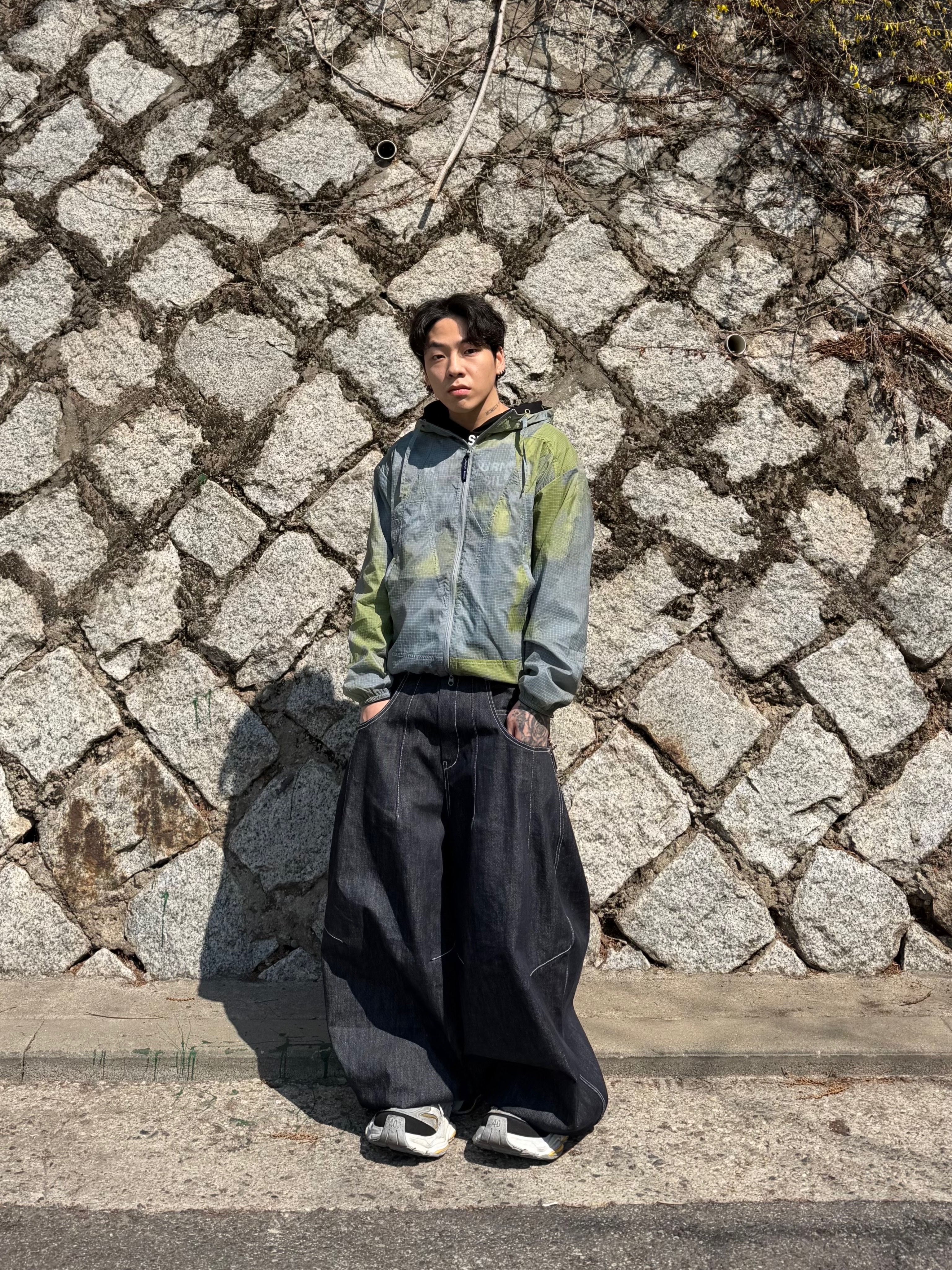 Balenciaga Cargo Sneakers Grey White Blue 착용 스타일 - 2