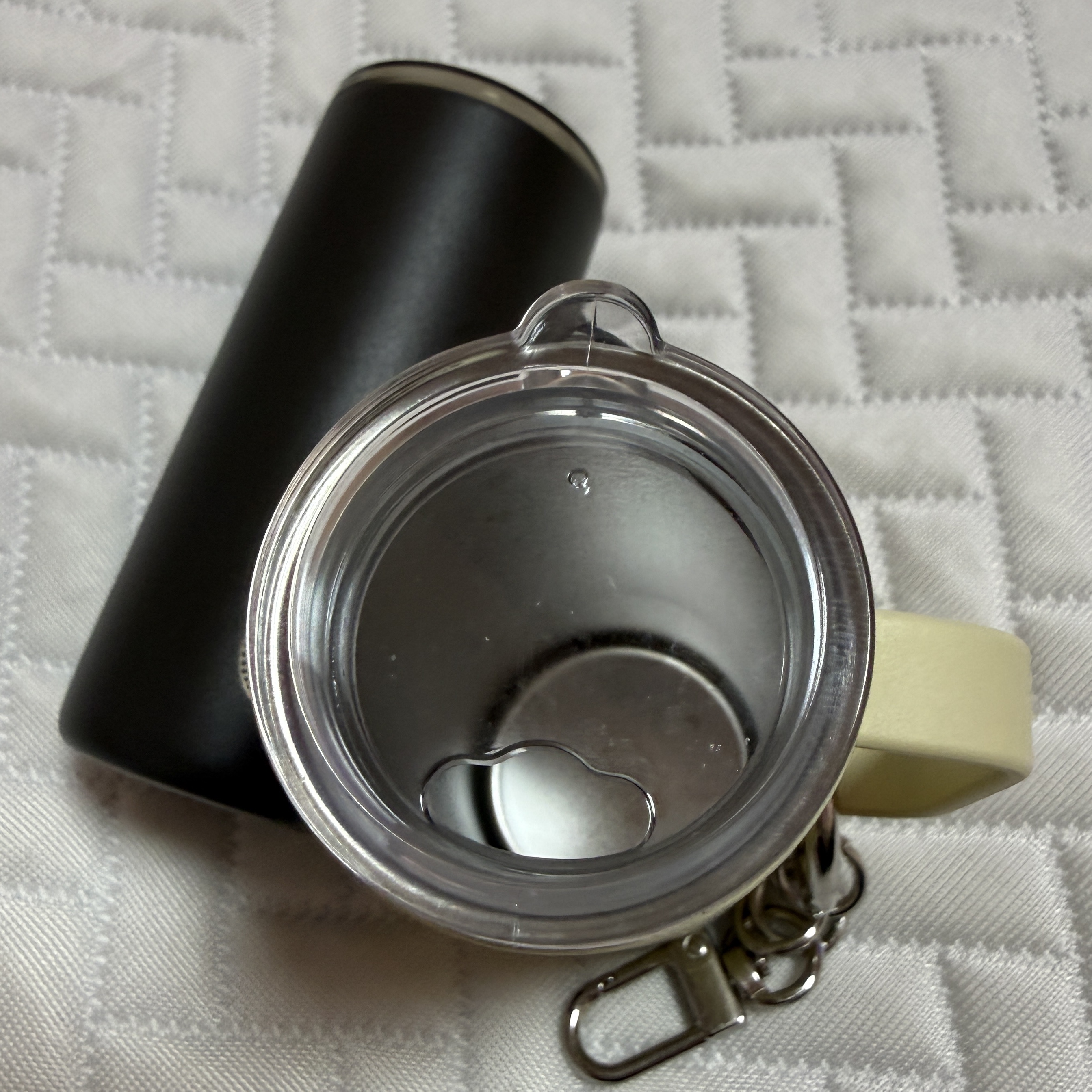 Starbucks Miniature Tumbler Keyring Dark Grey, Starbucks Miniature Tumbler Keyring Butter Yellow 착용 스타일 - 3