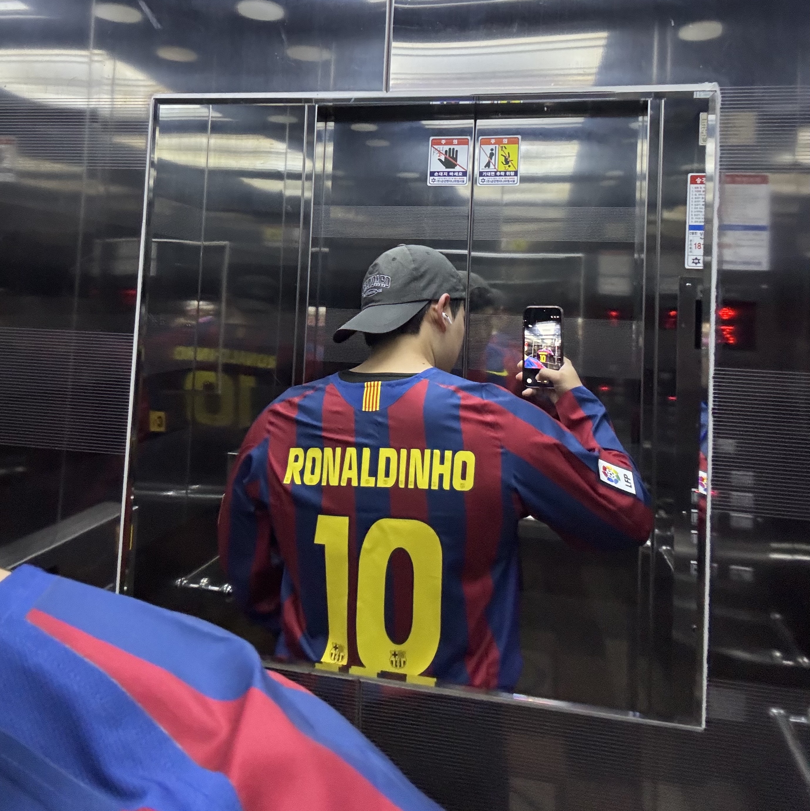 Nike Ronaldinho FC Barcelona 2005/06 Retro Soccer Replica Long-Sleeve Jersey (HQ1462-471) (Marking Ver.), Nike FC Barcelona 2005/06 Retro Soccer Replica Long-Sleeve Jersey (HQ1461-471) (Non Marking Ver.) 착용 스타일 - 2