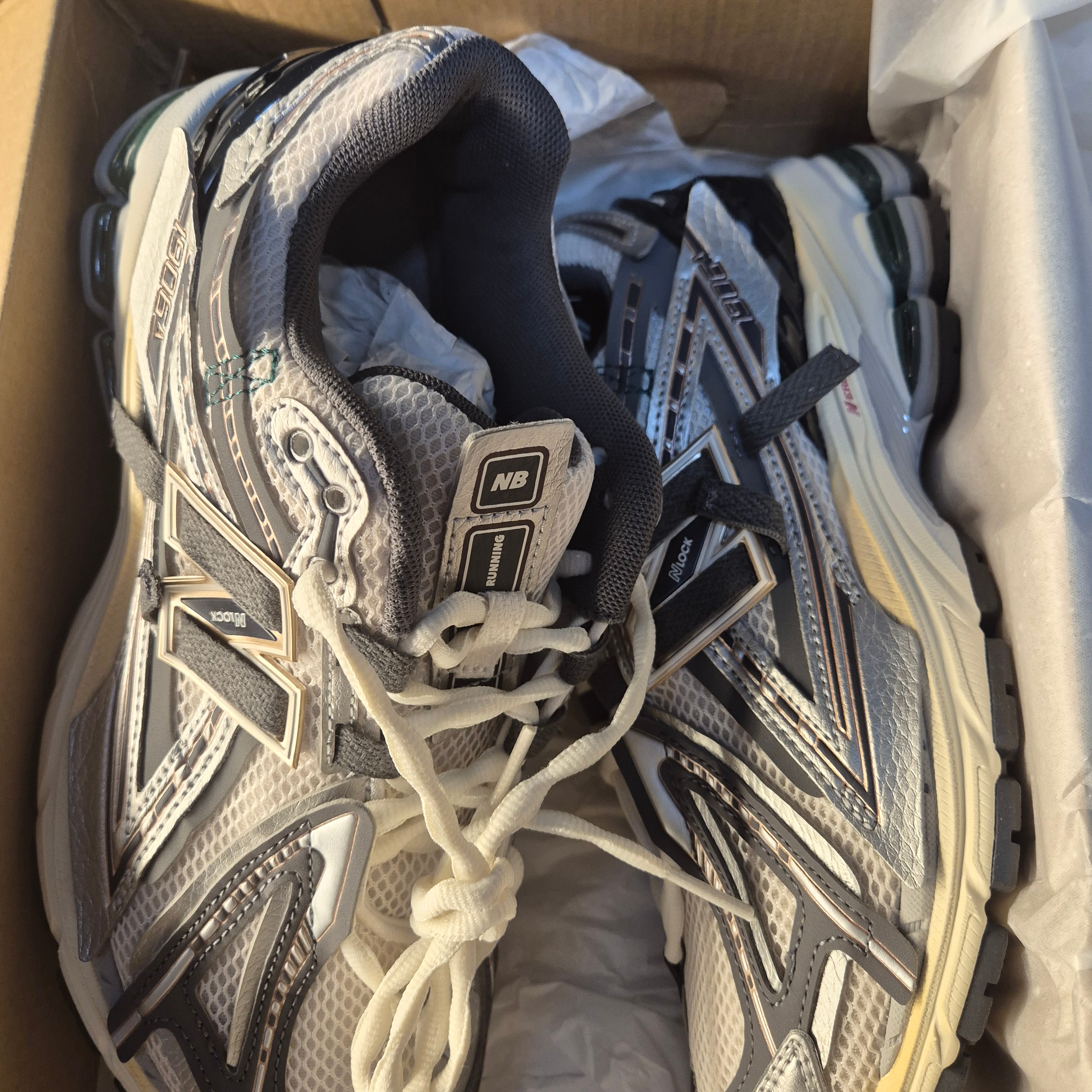 New Balance 1906A Silver Metallic Castlerock 착용 스타일