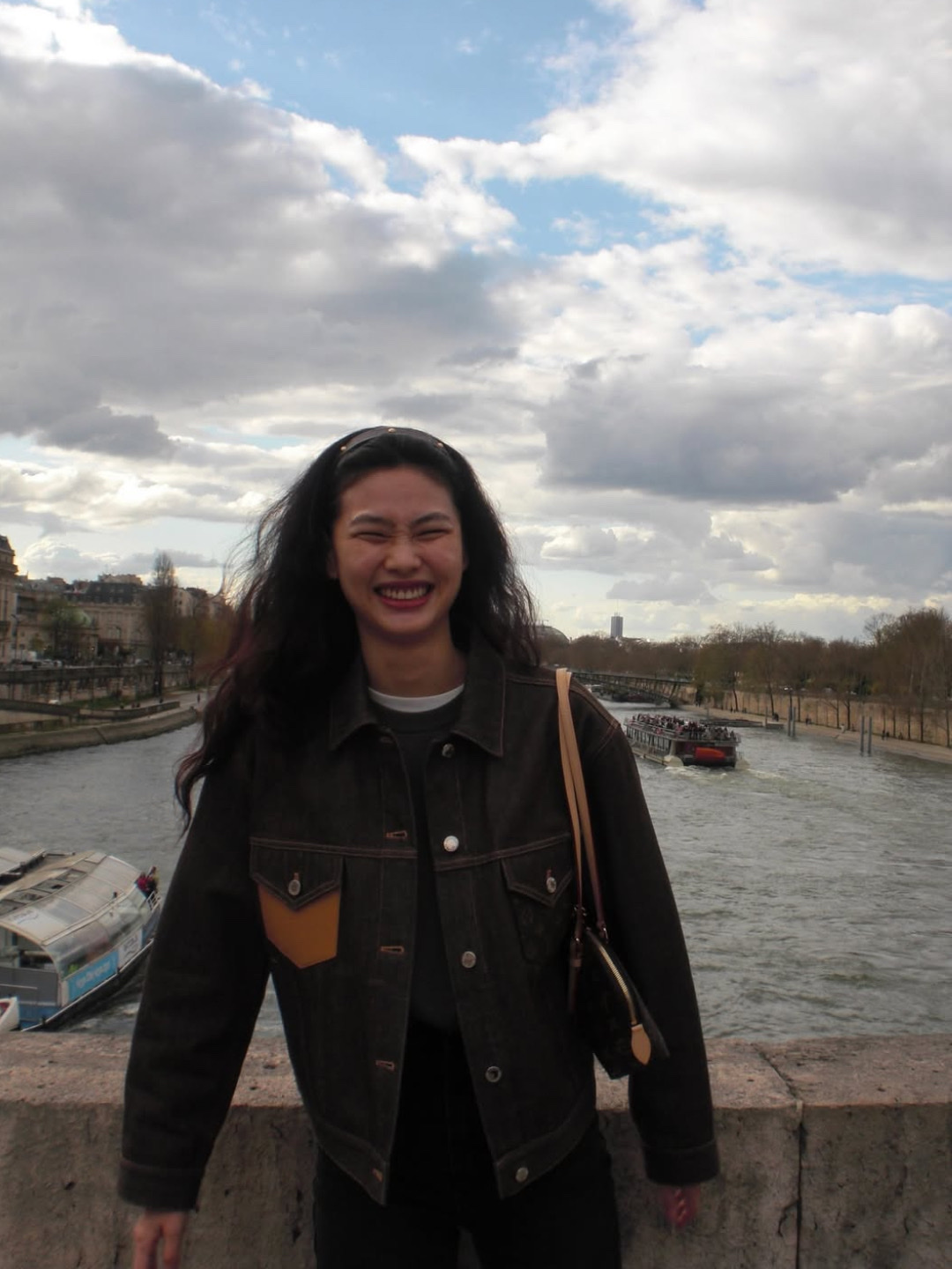 Louis Vuitton Squire East West Monogram Coated Canvas 착용 스타일 - 4