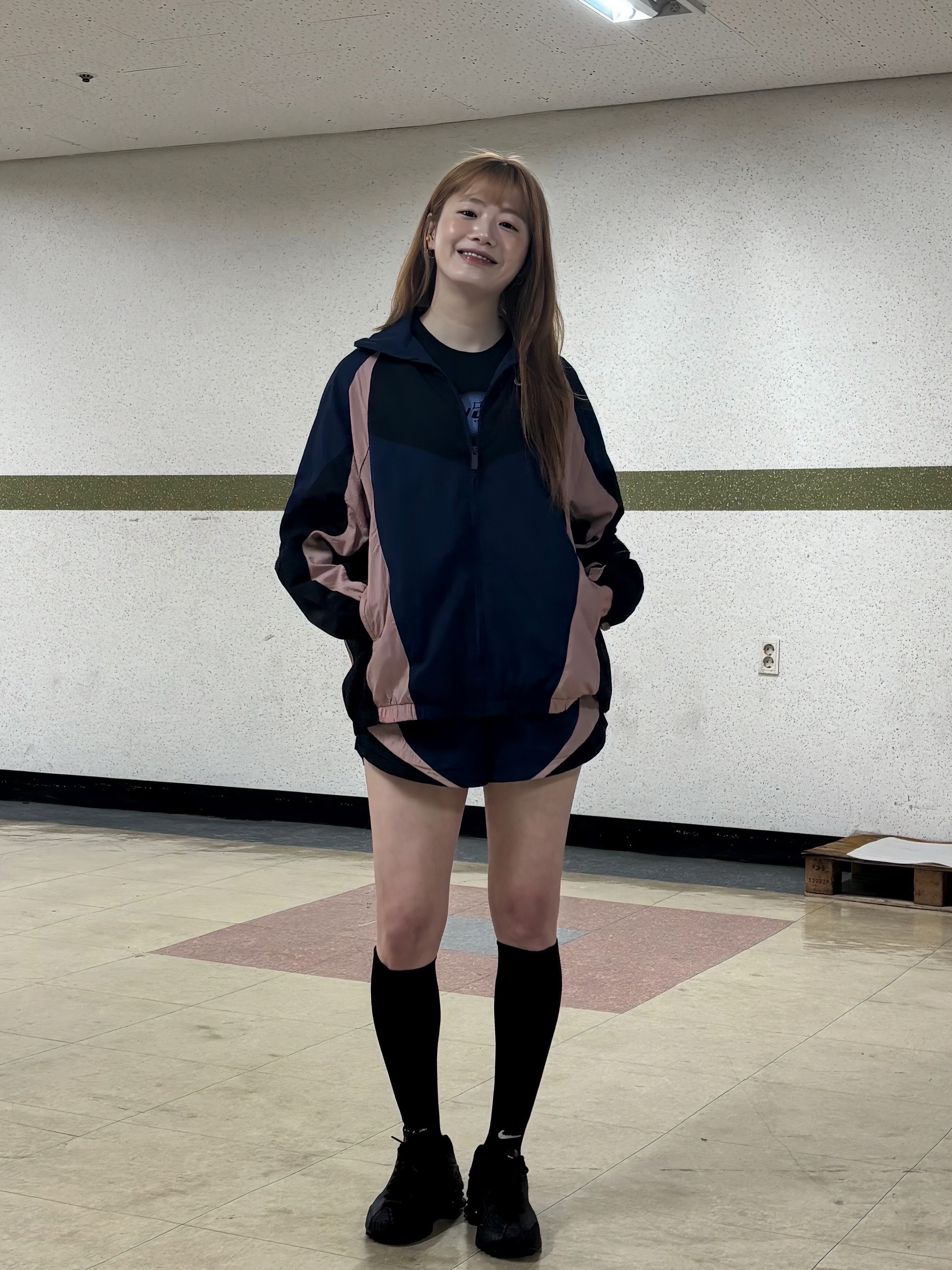 (W) Nike NSW Oversized Track Jacket Midnight Navy Black - Asia, (W) Nike Shox R4 Black 착용 스타일 - 8