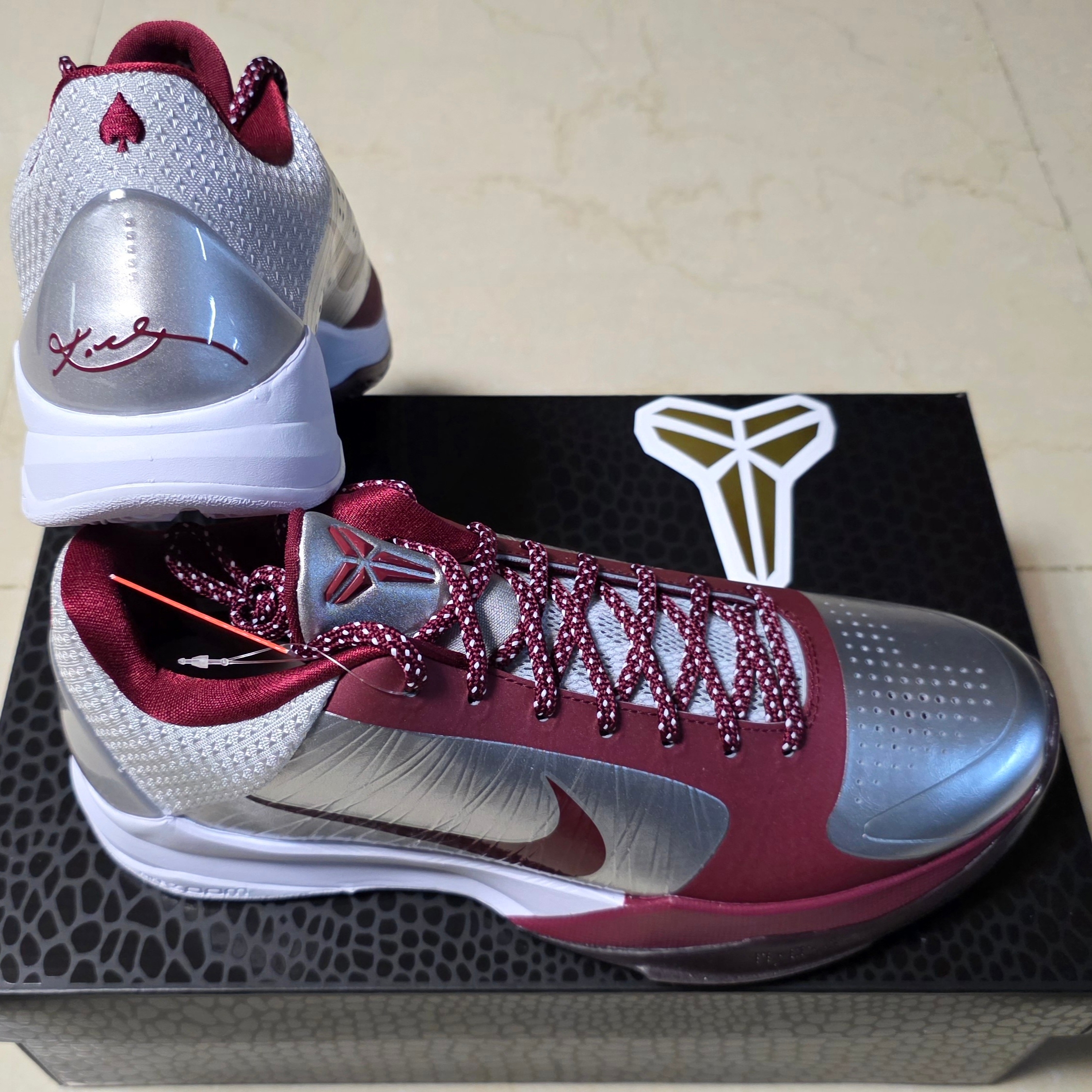 Nike Kobe 5 Protro Lower Merion Aces Away Metallic Silver Team Red 착용 스타일 - 9