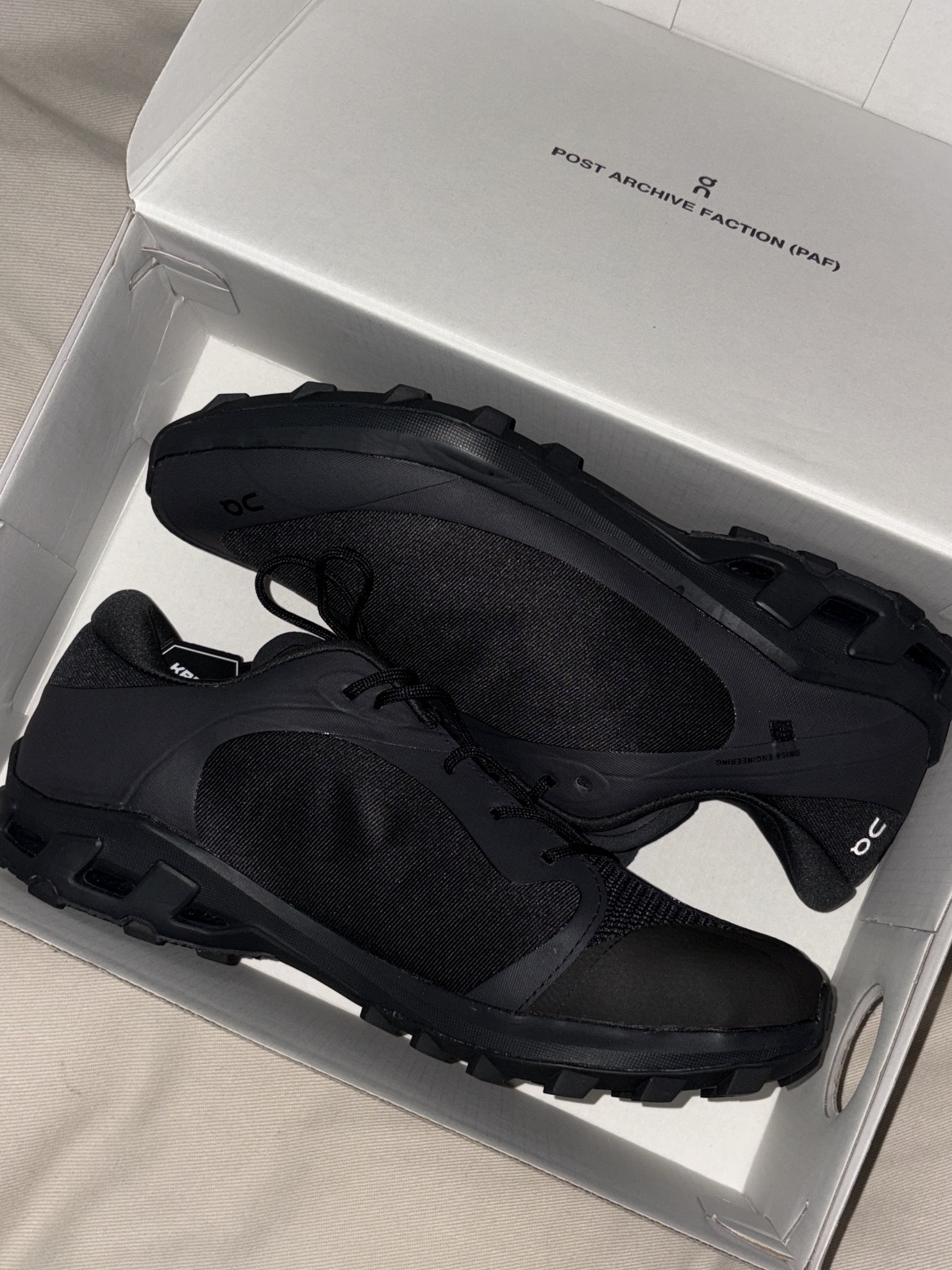 On Running x Post Archive Faction (Paf) Cloudventure Peak All Black 착용 스타일