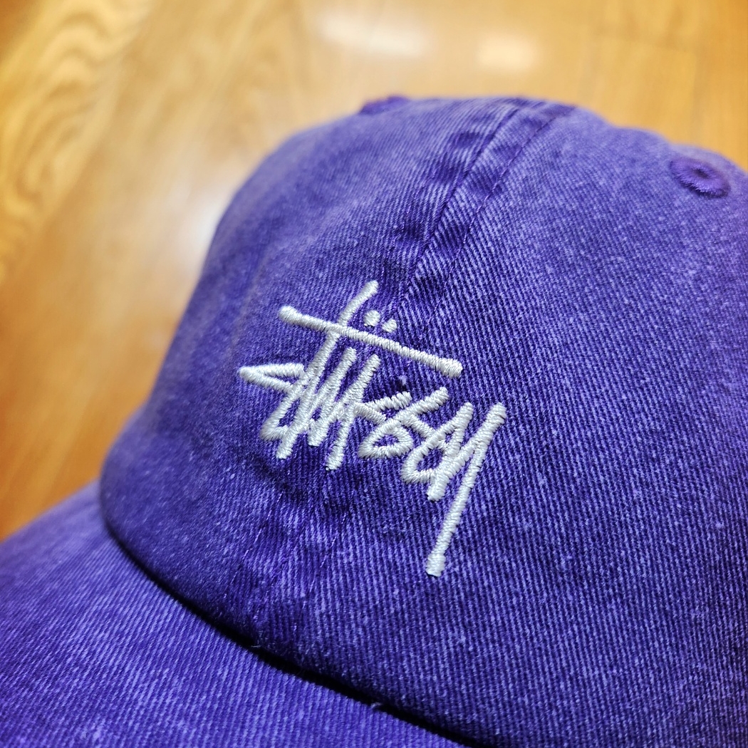 Stussy Low Pro Basic Washed Strapback Grape 착용 스타일 - 2