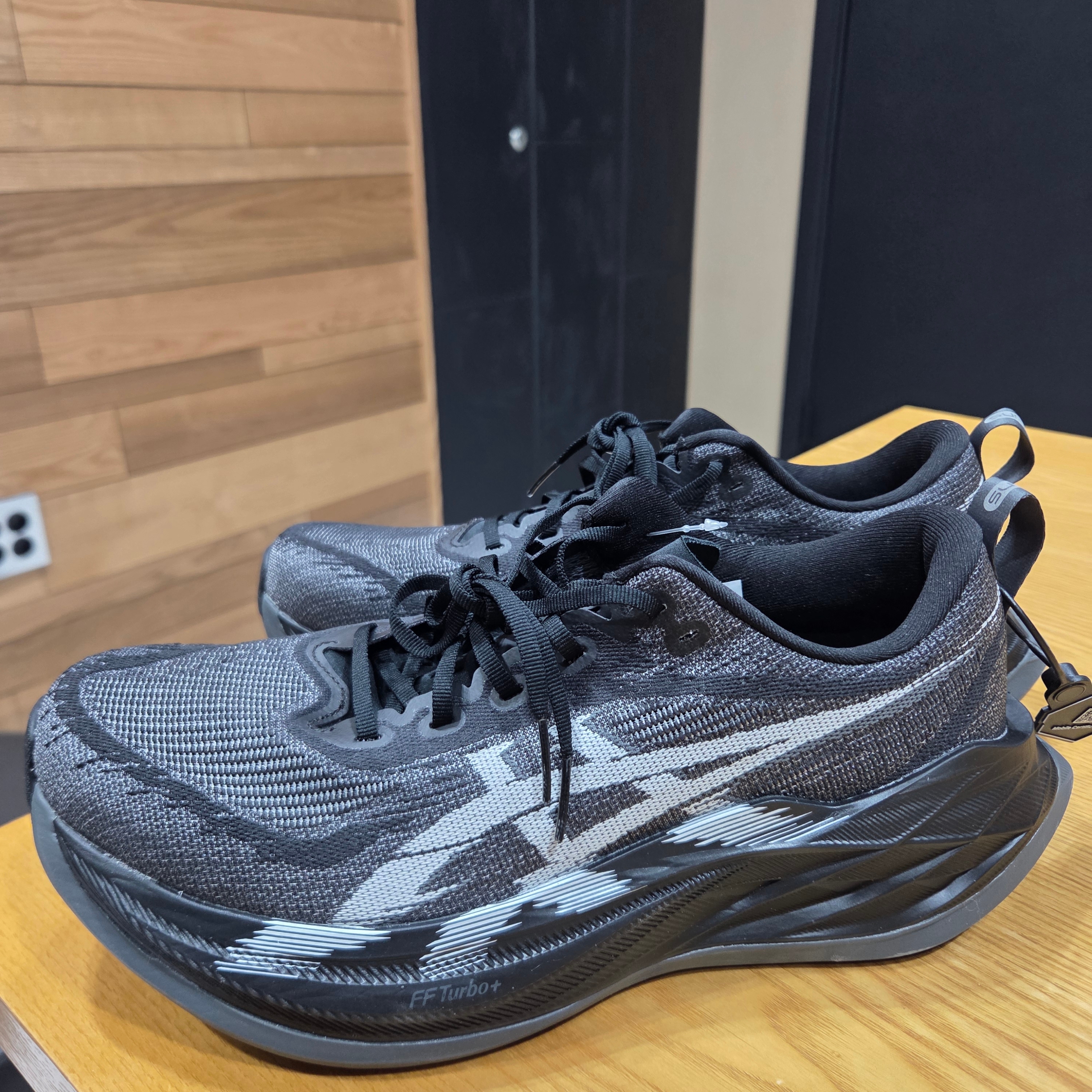 Asics Superblast 2 Black White, Asics Superblast 3 White Black 착용 스타일 - 1