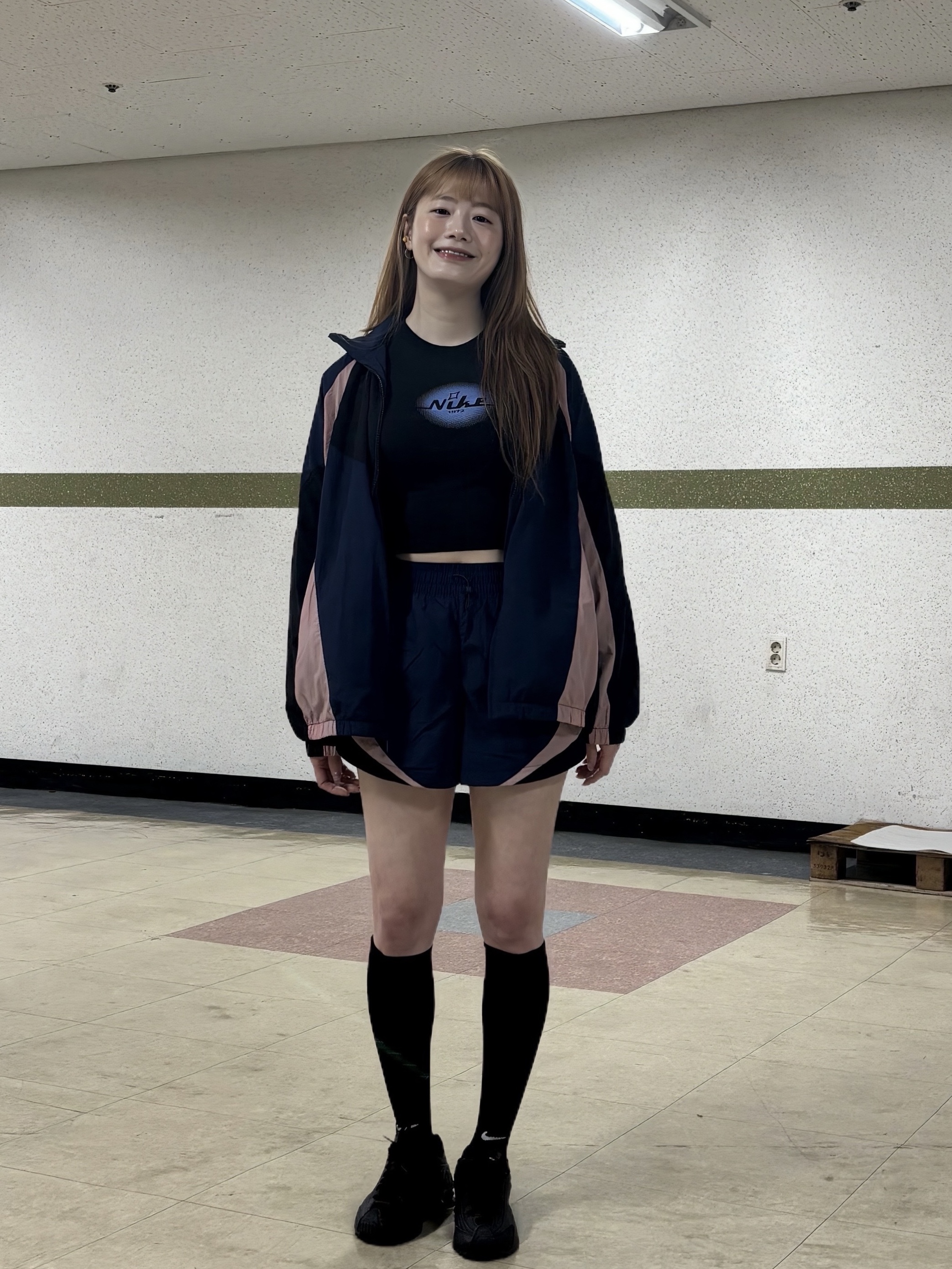 (W) Nike NSW Oversized Track Jacket Midnight Navy Black - Asia, (W) Nike Shox R4 Black 착용 스타일 - 1