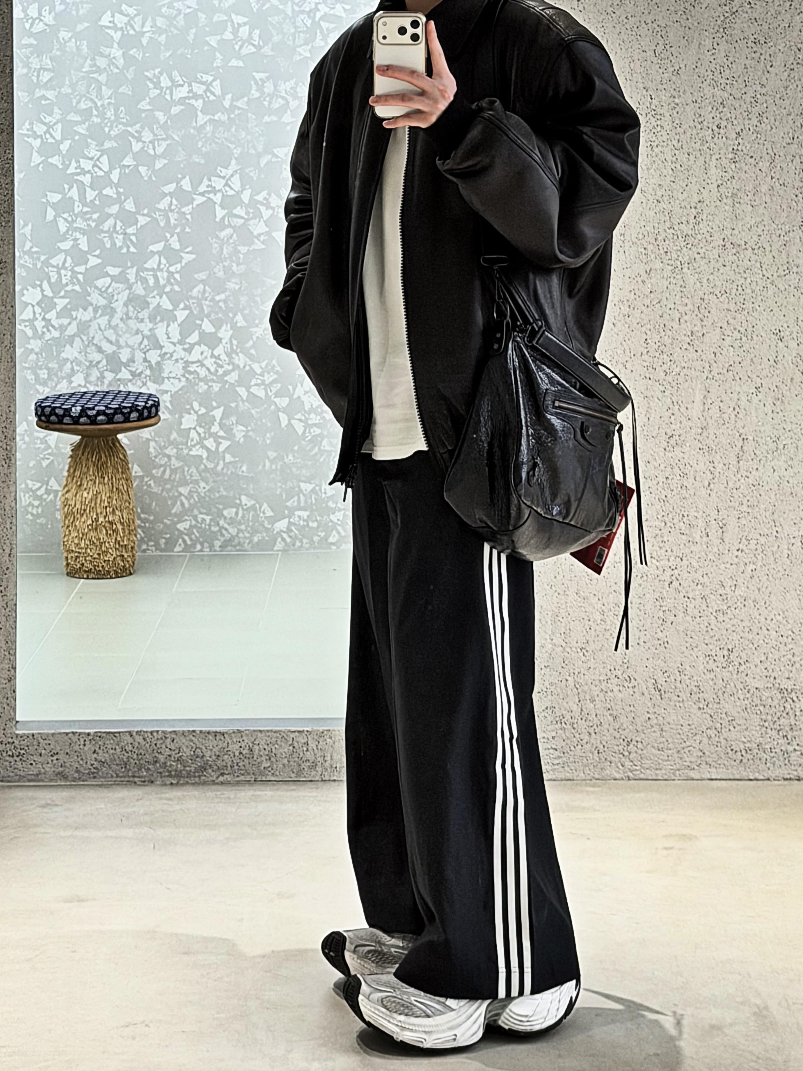 Balenciaga Le City Medium Bag Black Silver, Balenciaga Le City Hobo Bag Medium Black 착용 스타일 - 2