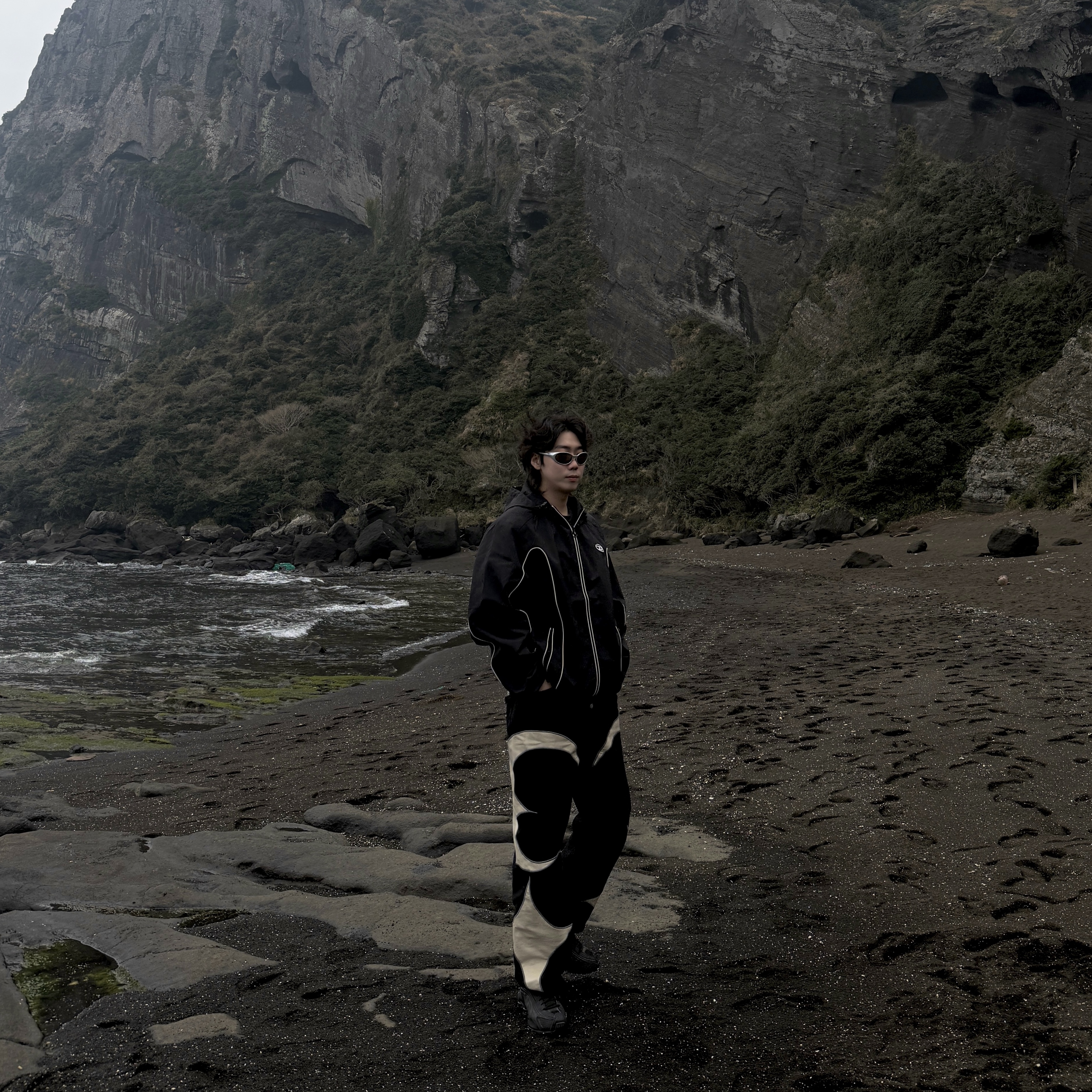 Diesel J-Hives Windbreaker with Contrast Piping Black, (W) Nike Shox R4 Black 착용 스타일