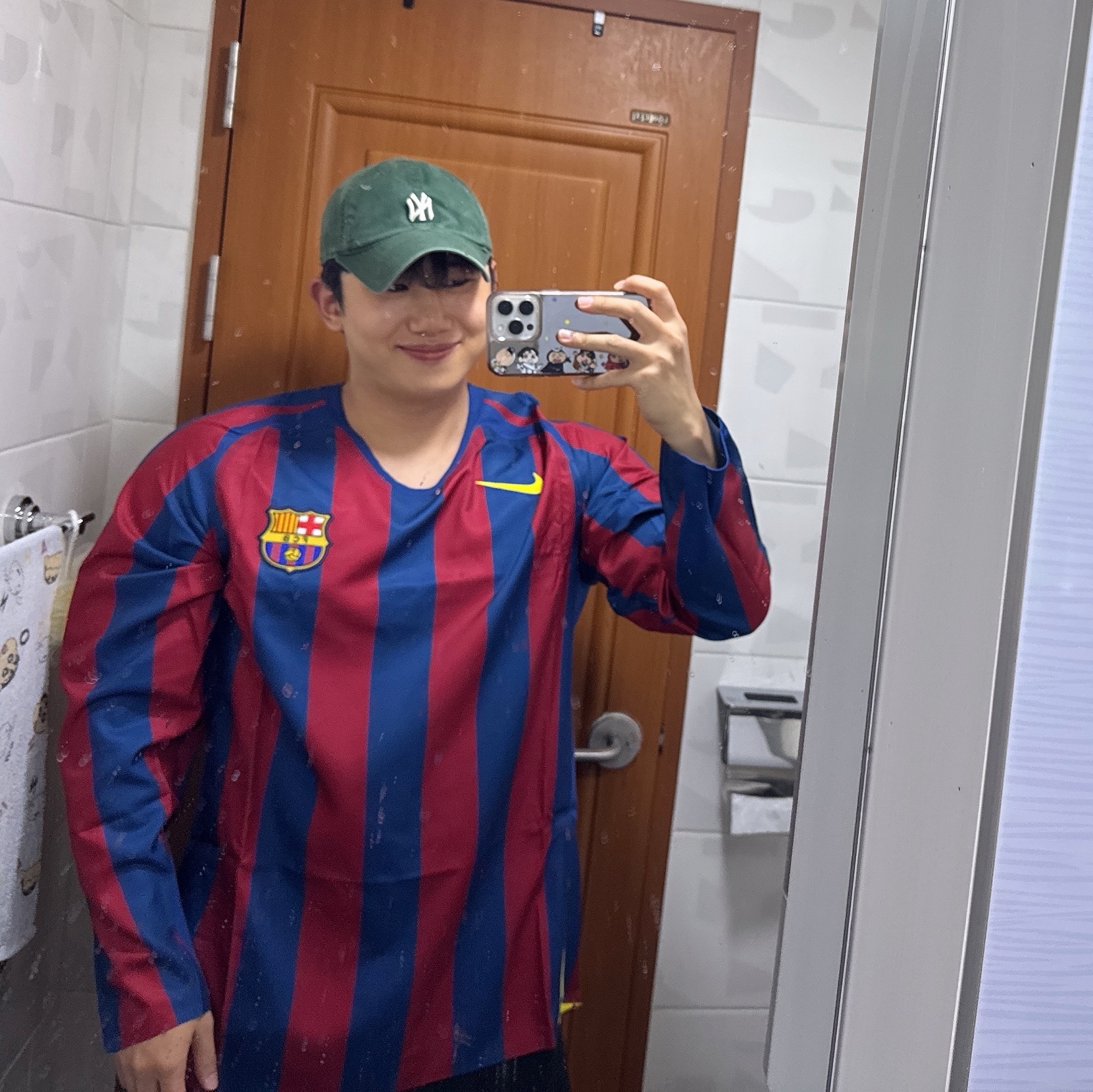 Nike Ronaldinho FC Barcelona 2005/06 Retro Soccer Replica Long-Sleeve Jersey (HQ1462-471) (Marking Ver.), Nike FC Barcelona 2005/06 Retro Soccer Replica Long-Sleeve Jersey (HQ1461-471) (Non Marking Ver.) 착용 스타일 - 1