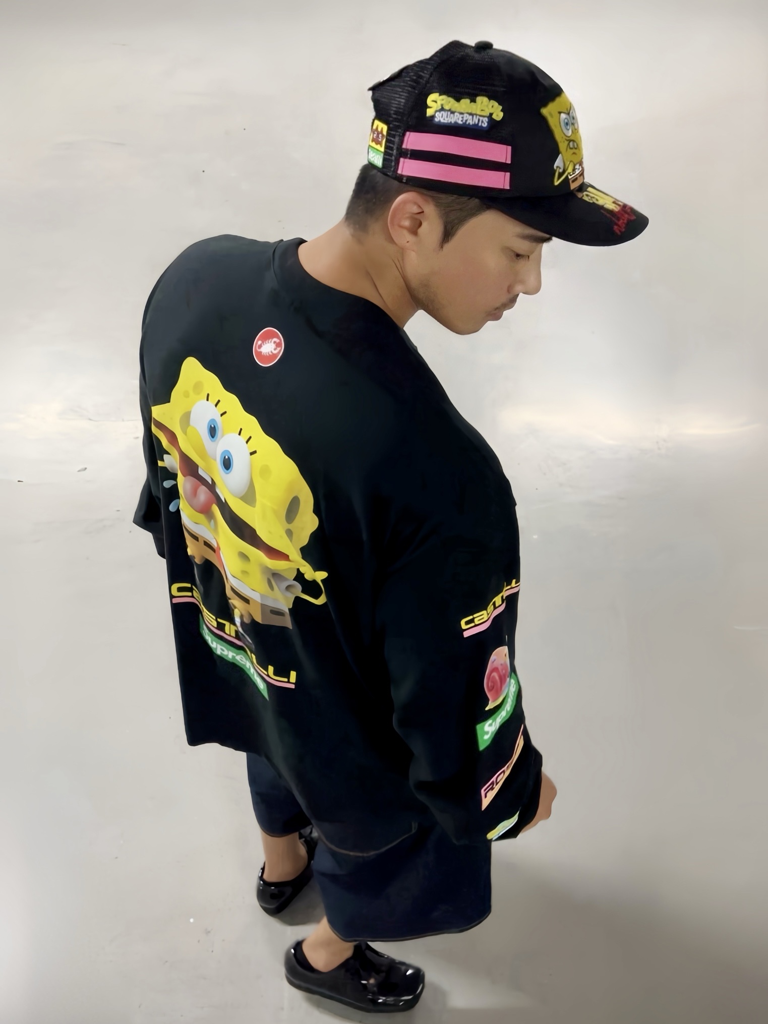 Supreme x SpongeBob Jeff Hamilton Mesh Back 6-Panel Black - 25SS, Supreme x SpongeBob SquarePants Castelli Racing L/S T-Shirt Black - 25SS 착용 스타일 - 1