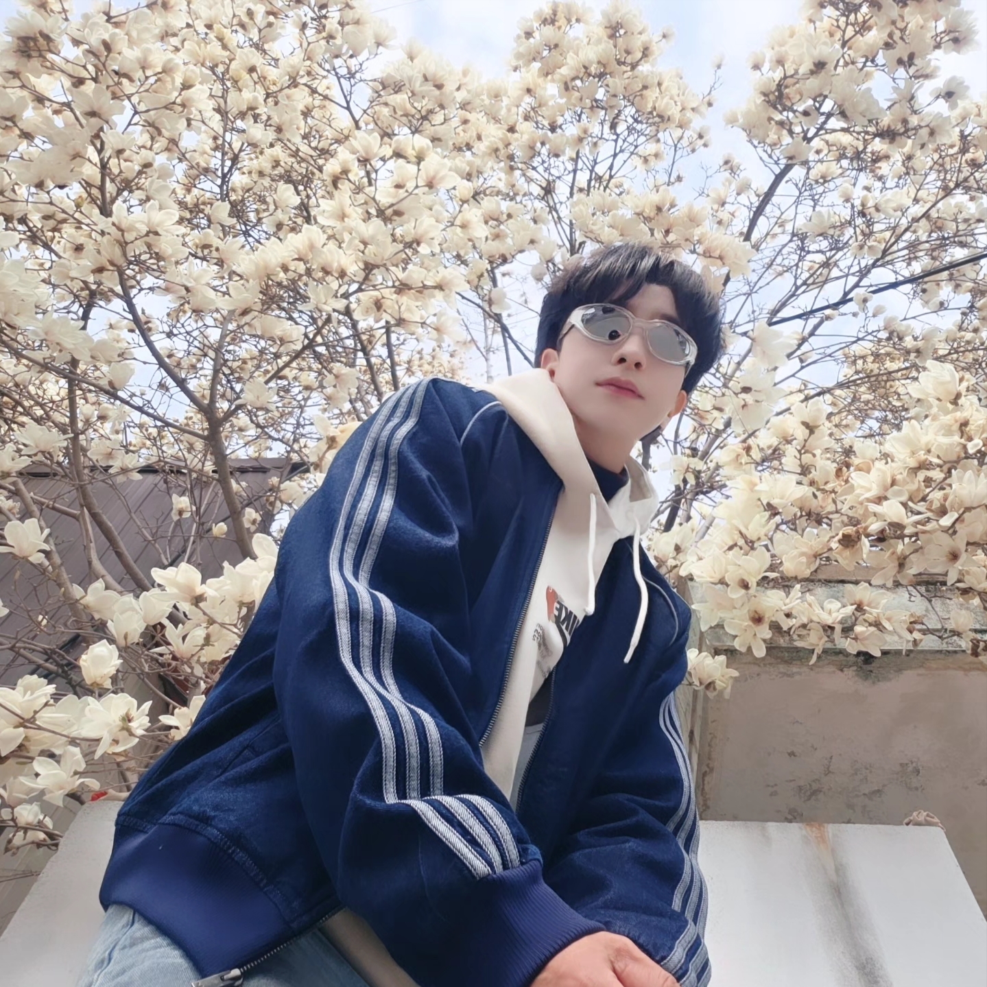 Adidas SST Adicolor Loose SST Denim Stone Jacket Indigo Denim - KR Sizing, Adidas SST Adicolor Loose SST Denim Stone Jacket Indigo Denim - US Sizing 착용 스타일 - 1