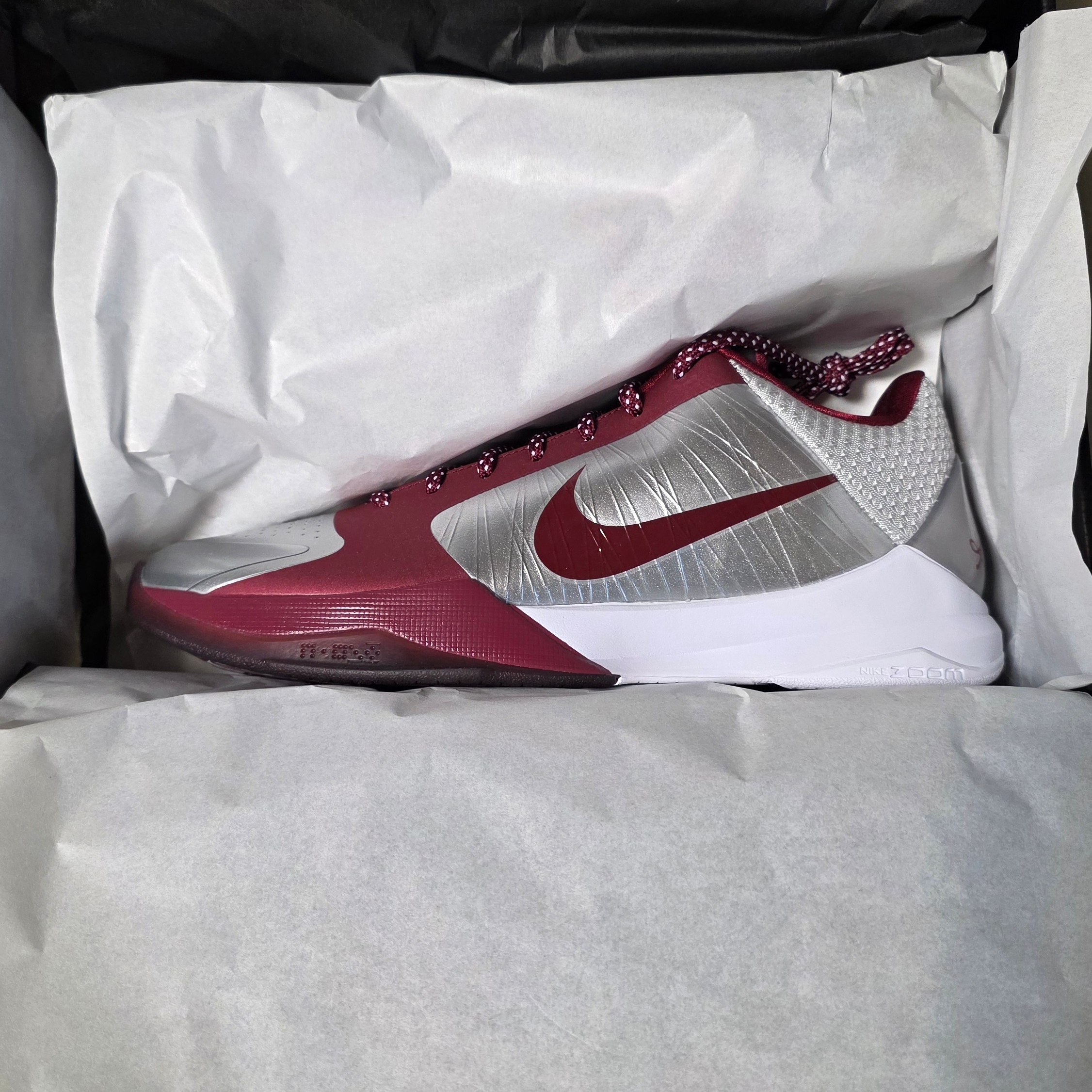 Nike Kobe 5 Protro Lower Merion Aces Away Metallic Silver Team Red 착용 스타일 - 4