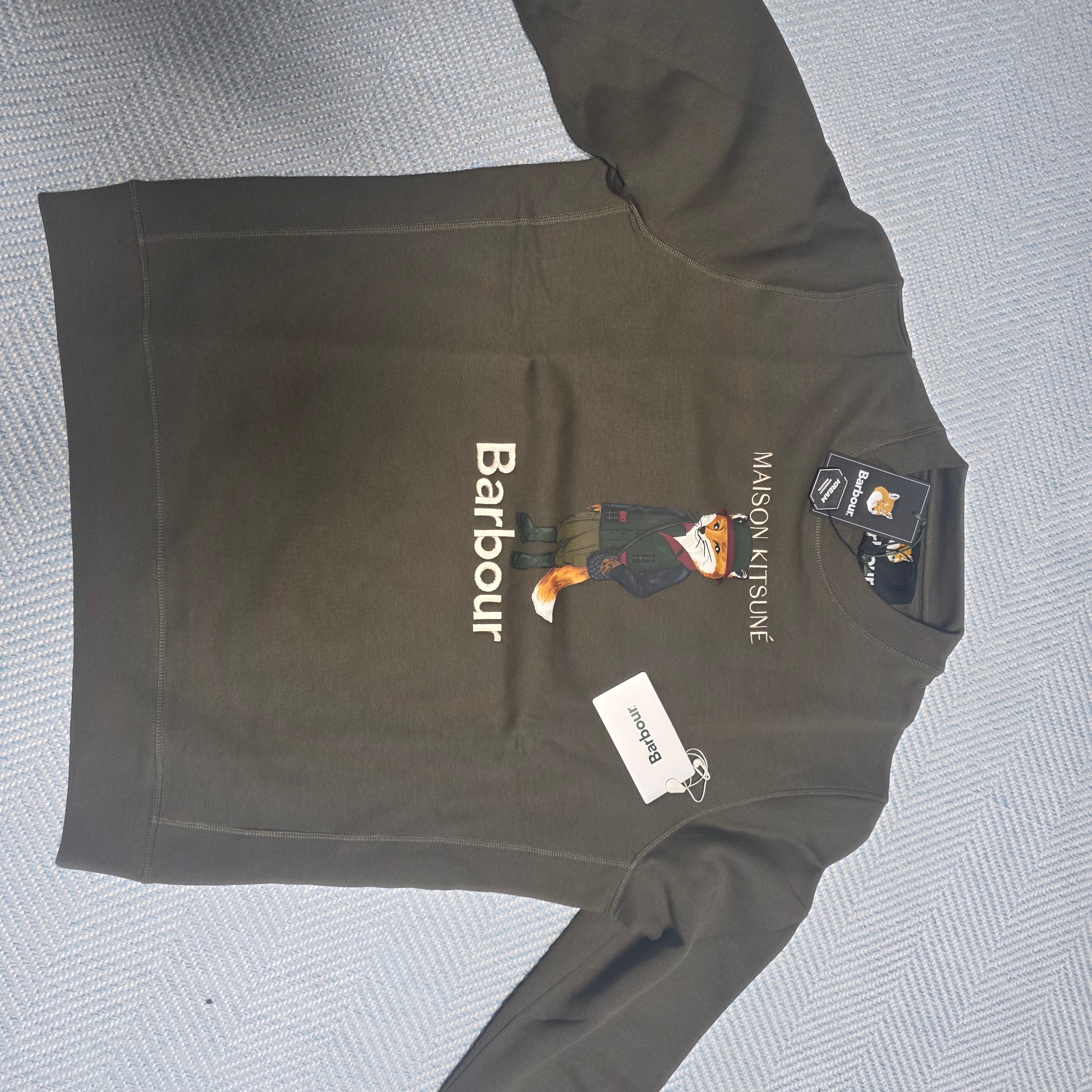Barbour x Maison Kitsune Beaufort Fox Crewneck Green 착용 스타일 - 2