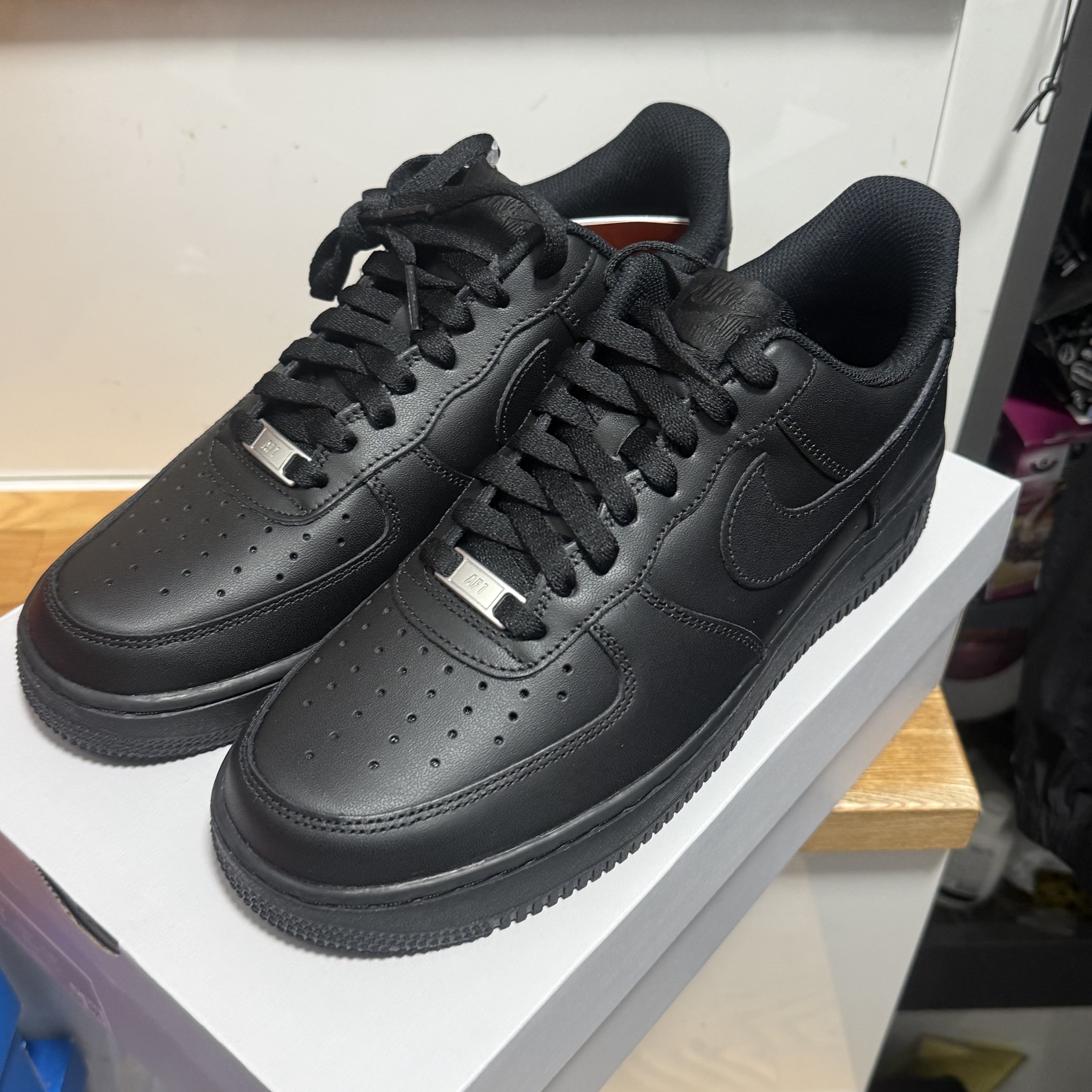 Nike Air Force 1 '07 Low Triple Black 착용 스타일