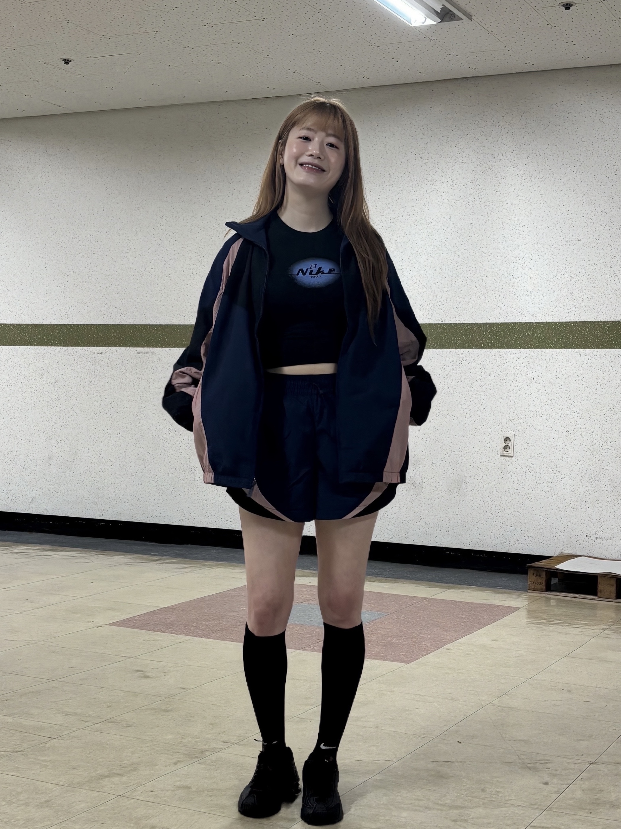 (W) Nike NSW Oversized Track Jacket Midnight Navy Black - Asia, (W) Nike Shox R4 Black 착용 스타일 - 3