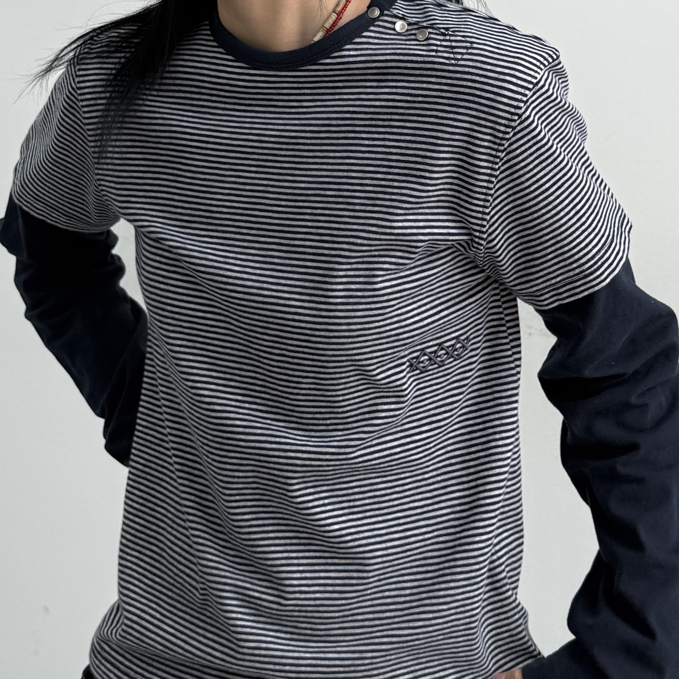 MAINBOOTH Layered Border T-shirt NAVY, MAINBOOTH Offset Pattern Scarf IVORY 착용 스타일 - 3