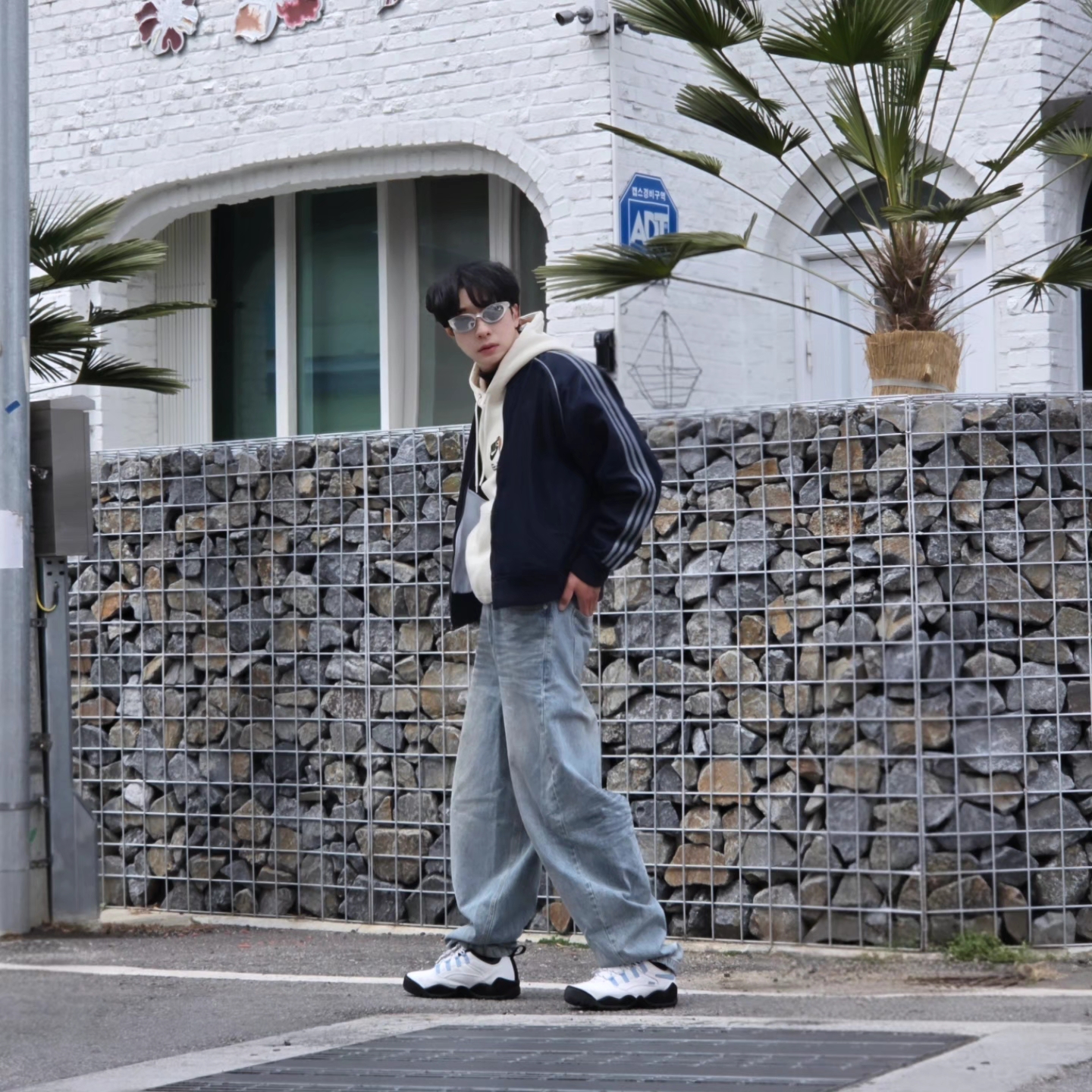 Adidas SST Adicolor Loose SST Denim Stone Jacket Indigo Denim - KR Sizing, Adidas SST Adicolor Loose SST Denim Stone Jacket Indigo Denim - US Sizing 착용 스타일 - 4